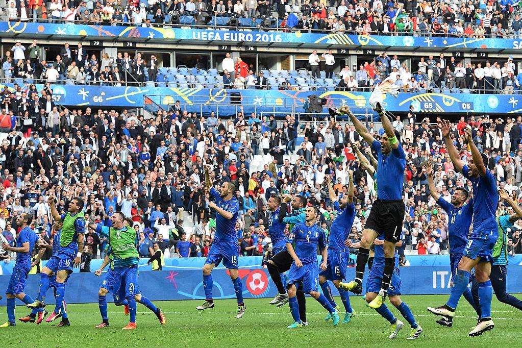Italy\\'s players celebrate after the Euro 2016 round of 16 football match between Italy and Spain at the Stade de France stadium in Saint-Denis, near Paris, on June 27, 2016.  \\nItaly won the match 2:0. / AFP / VINCENZO PINTO        (Photo credit should read VINCENZO PINTO/AFP/Getty Images)