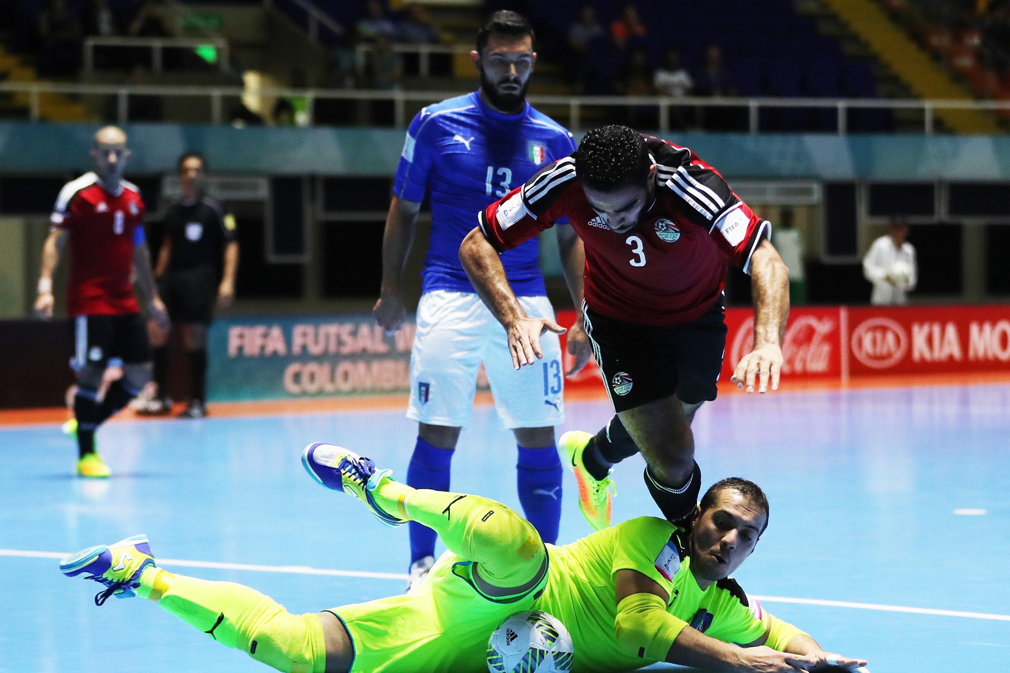 CALI, COLOMBIA - SEPTEMBER 22: Abdelranham Elashwal of Egypt vies with Stefano Mammarella of Italy during the FIFA Futsal World Cup Round of 16 match between Italy and Egypt at the Coliseo el Pueblo Stadium on September 22, 2016 in Cali, Colombia. (Photo by Ian MacNicol - FIFA/FIFA via Getty Images)