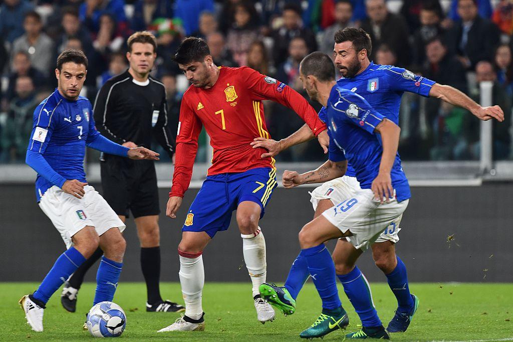 Spain\\'s forward Alvaro Morata (C) fights for the ball with Italy\\'s midfielder Giacomo Bonaventura (L), Italy\\'s defender Leonardo Bonucci and Italy\\'s defender Andrea Barzagli during the WC 2018 football qualification match between Italy and Spain on October 6, 2016 at the Juventus stadium in Turin. The match ended on a 1-1 draw. / AFP / GIUSEPPE CACACE (Photo credit should read GIUSEPPE CACACE/AFP/Getty Images)