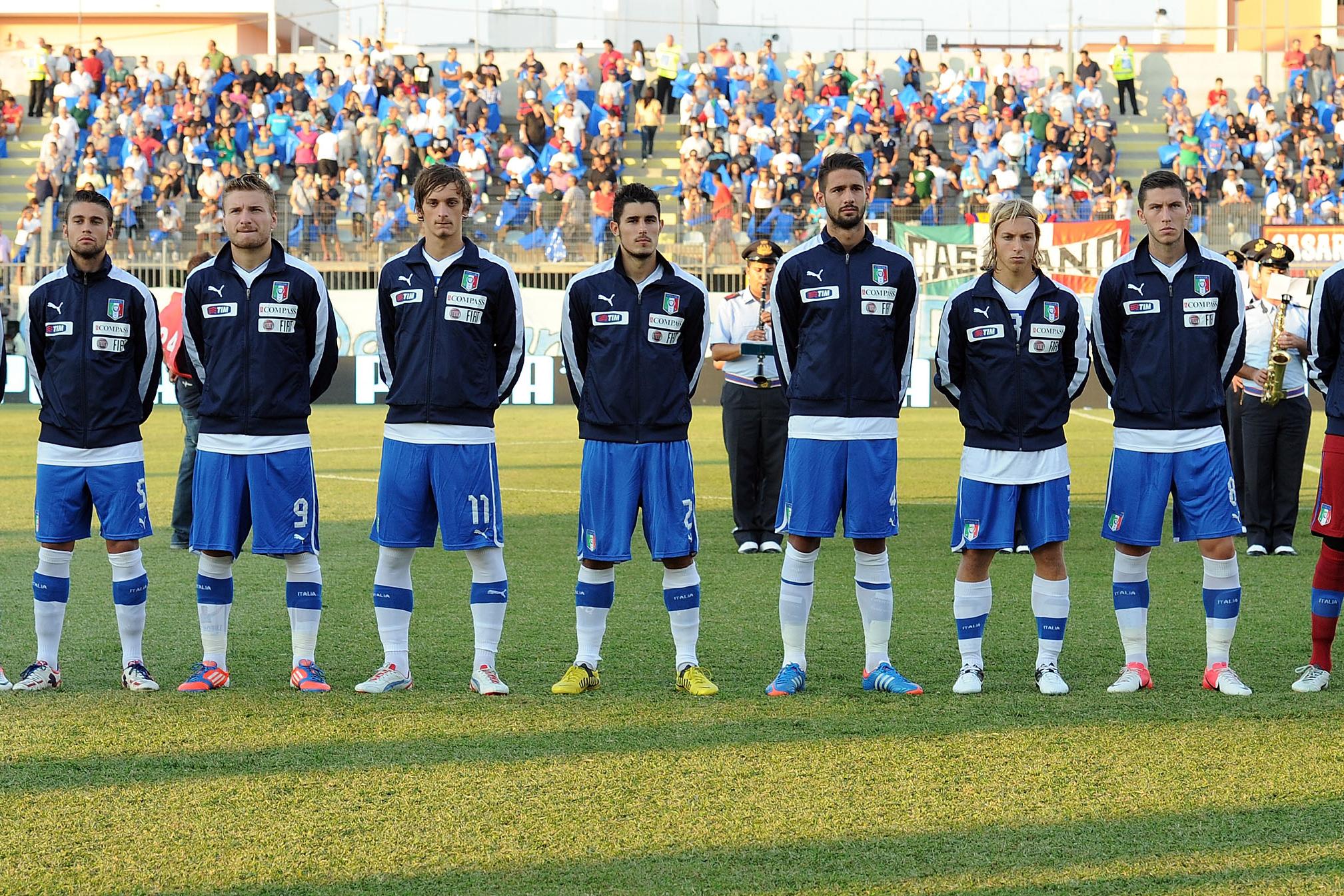 LECCE, ITALY - SEPTEMBER 10: Italy line up before the UEFA Under-21 Championship qualifying round match between Italy and Republic of Ireland on September 10, 2012 in Casarano near Lecce, Italy. (Photo by Giuseppe Bellini/Getty Images)