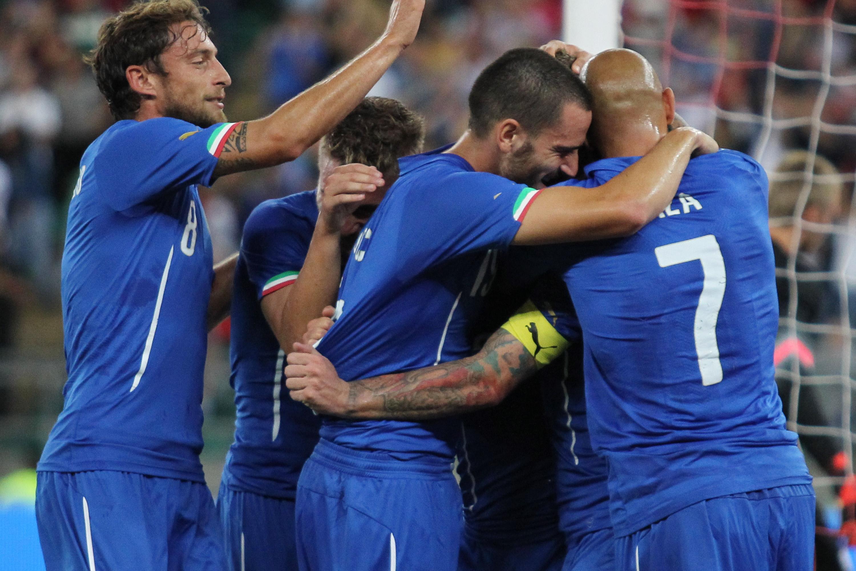 BARI, ITALY - SEPTEMBER 04:  Daniele De Rossi #16 celebrates with his teammates of Italy after scoring the team\\'s second goal from penalty spot during the international friendly match between Italy and Netherlands at Stadio San Nicola on September 4, 2014 in Bari, Italy.  (Photo by Paolo Bruno/Getty Images)