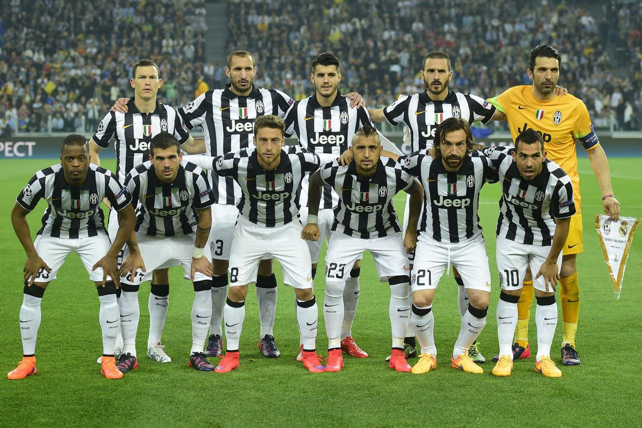 Juventus\\' team poses before the UEFA Champions League semi-final first leg football match Juventus vs Real Madrid on May 5, 2015 at the Juventus stadium in Turin. AFP PHOTO / OLIVIER MORIN (Photo credit should read OLIVIER MORIN/AFP/Getty Images)