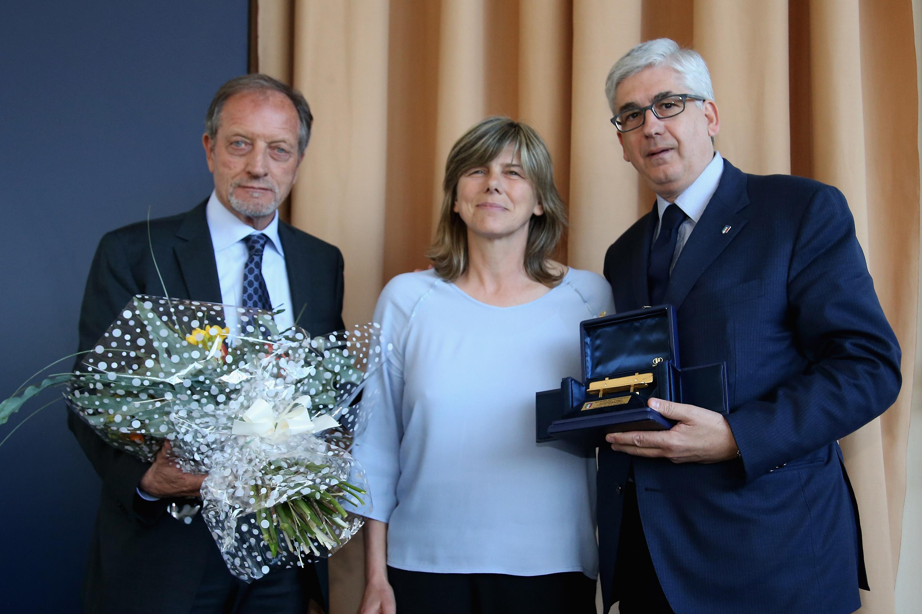 FLORENCE, ITALY - MARCH 27:  Milena Bertolini receives the Panchina D\\'Oro Prize by Renzo Ulivieri and Vito Tisci during Italian Football Federation \\'Panchine D\\'Oro E D\\'Argento\\' Prize  at Coverciano on March 27, 2017 in Florence, Italy.  (Photo by Maurizio Lagana/Getty Images)