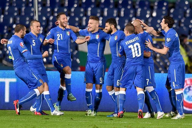 SOFIA, BULGARIA - MARCH 28:  Simone Zaza of Italy (C) celebrates after scoring the first goal during the Euro 2016 Qualifier match between Bulgaria and Italy at Vasil Levski National Stadium on March 28, 2015 in Sofia, Bulgaria.  (Photo by Claudio Villa/Getty Images)
