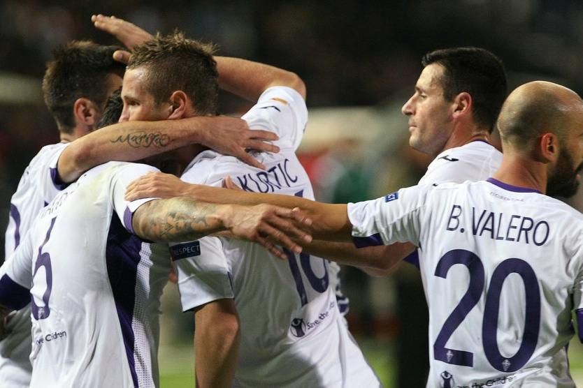 Fiorentina\\'s players celebrate after scoring during the UEFA Europa League group stage football match PAOK FC Thessaloniki vs ACF Fiorentina at Toumpa Stadium in Thessaloniki on October 23, 2014. AFP PHOTO /Sakis Mitrolidis (Photo credit should read SAKIS MITROLIDIS/AFP/Getty Images)