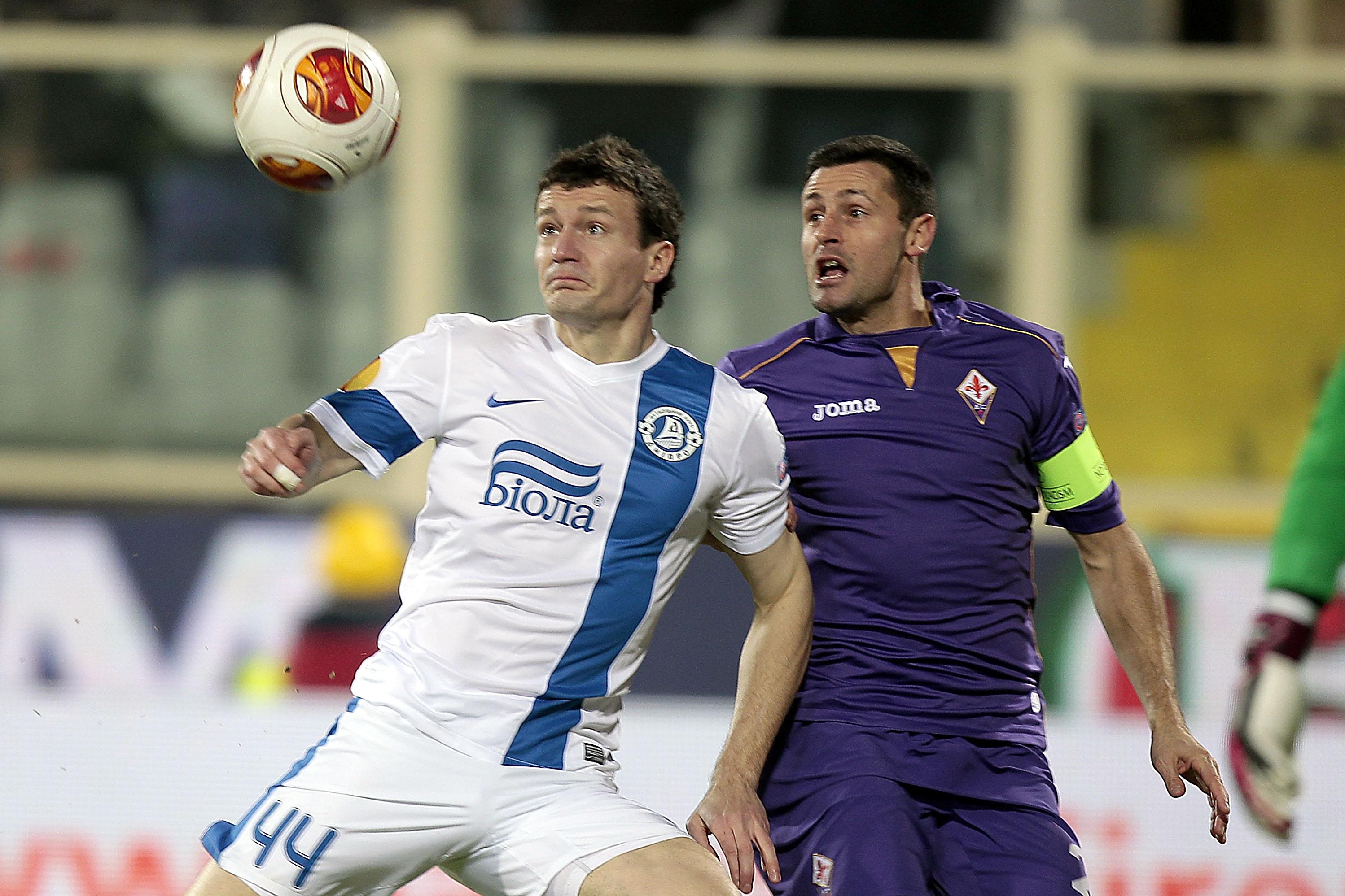 FLORENCE, ITALY - DECEMBER 12: Manuel Pasqual of ACF Fiorentina fights for the ball with Artem Fedetskiy of FC Dnipro Dnipropetrovsk during the Uefa Europa League Group E match between ACF Fiorentina and FC Dnipro Dnipropetrovsk at Stadio Artemio Franchi on December 12, 2013 in Florence, Italy. (Photo by Gabriele Maltinti/Getty Images)
