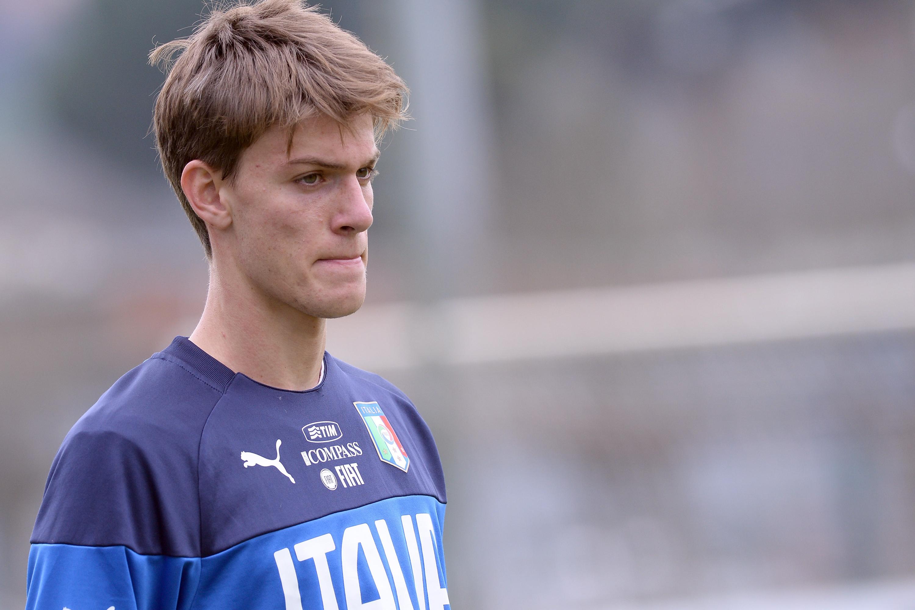 ROME, ITALY - MARCH 11:  Daniele Rugani of Italy looks on during Italy Training Camp - Day 2 at Acqua Acetosa on March 11, 2014 in Rome, Italy.  (Photo by Claudio Villa/Getty Images)