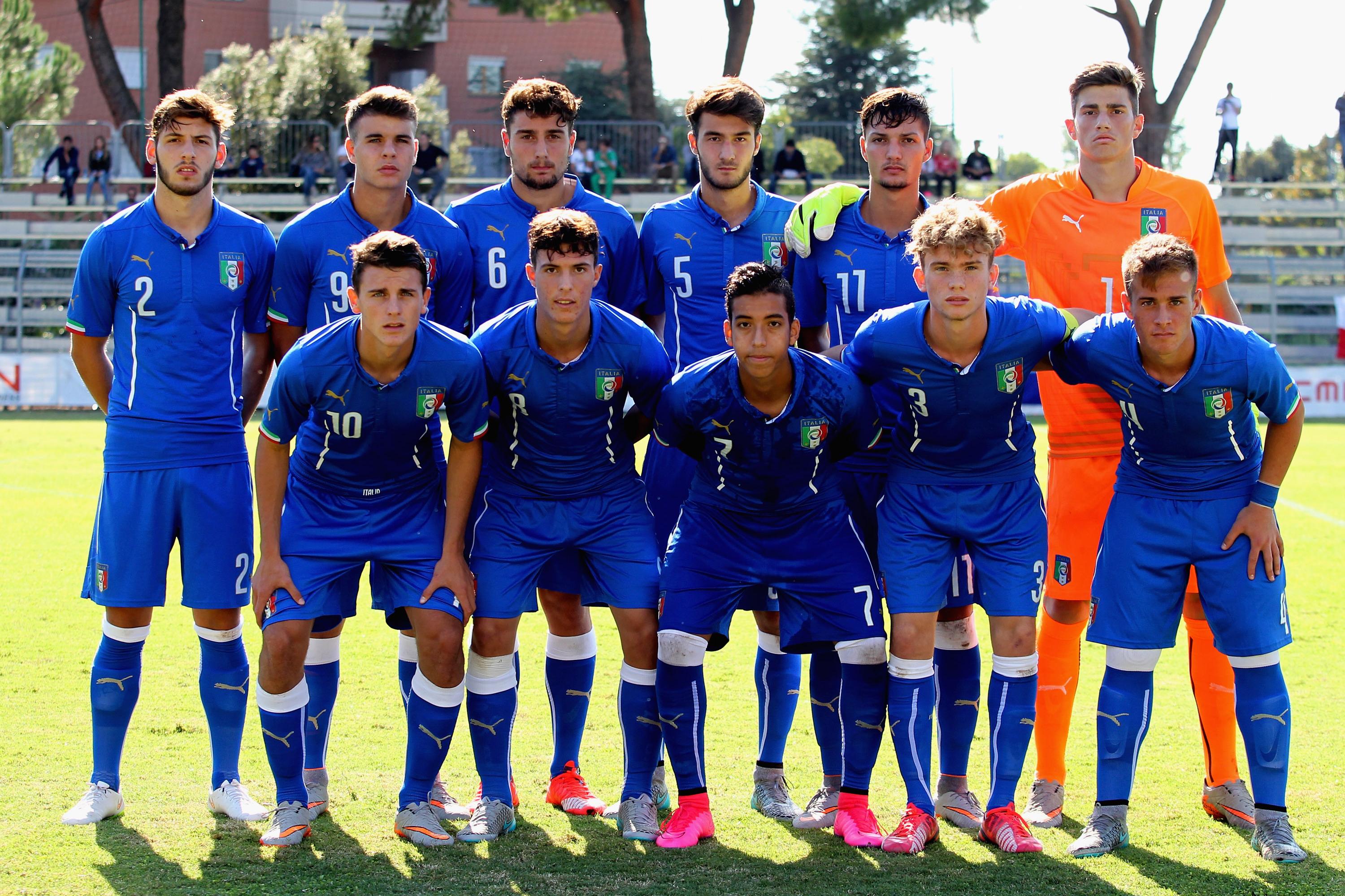 ROME, ITALY - OCTOBER 12:  Italy team poses during the international match between Italy U18 and Poland U18 on October 12, 2015 in Rome, Italy.  (Photo by Paolo Bruno/Getty Images)