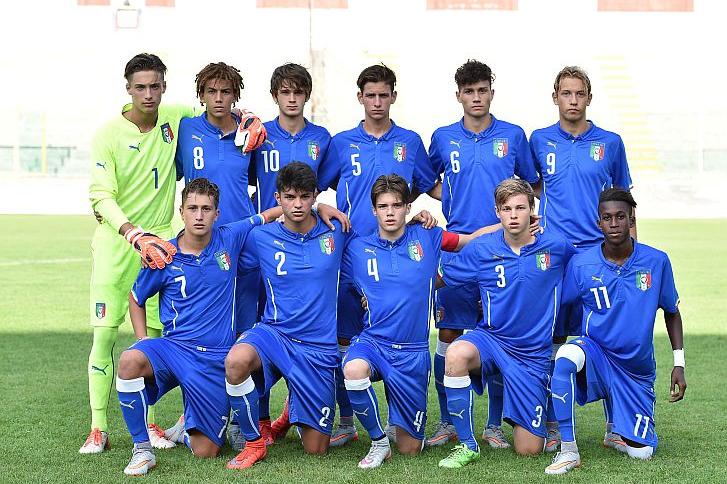 L\\'AQUILA, ITALY - AUGUST 26: Team of Italy U16 before the international friendly match between Italy U16 and Bulgaria U16 at Stadio Tommaso Fattori on August 26, 2015 in L\\'Aquila, Italy. (Photo by Giuseppe Bellini/Getty Images)