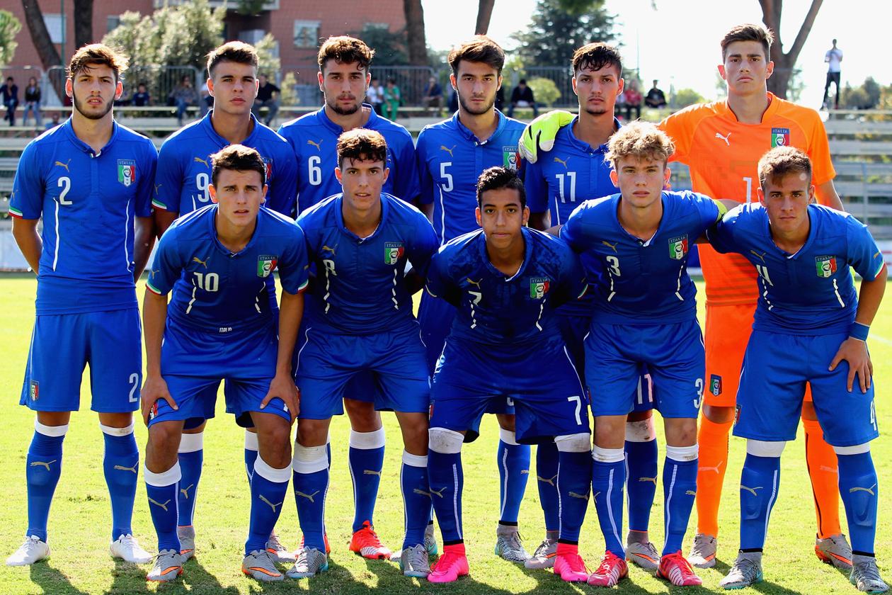 ROME, ITALY - OCTOBER 12: Italy team poses during the international match between Italy U18 and Poland U18 on October 12, 2015 in Rome, Italy. (Photo by Paolo Bruno/Getty Images)