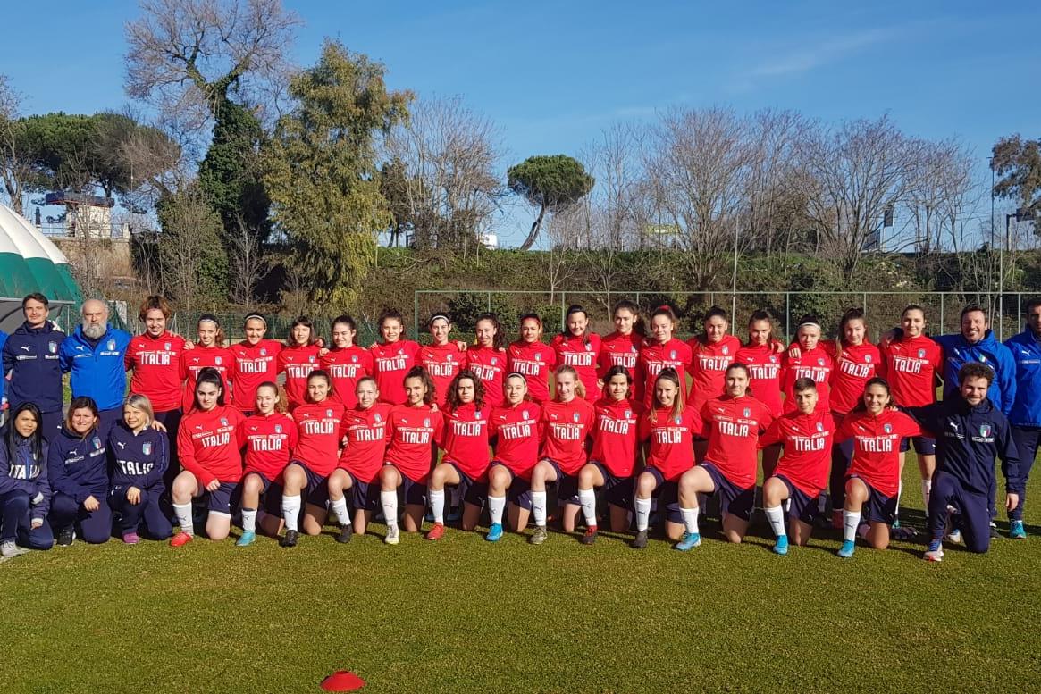 Primo allenamento per le 30 giovani calciatrici impegnate nello stage di Calcio+15
