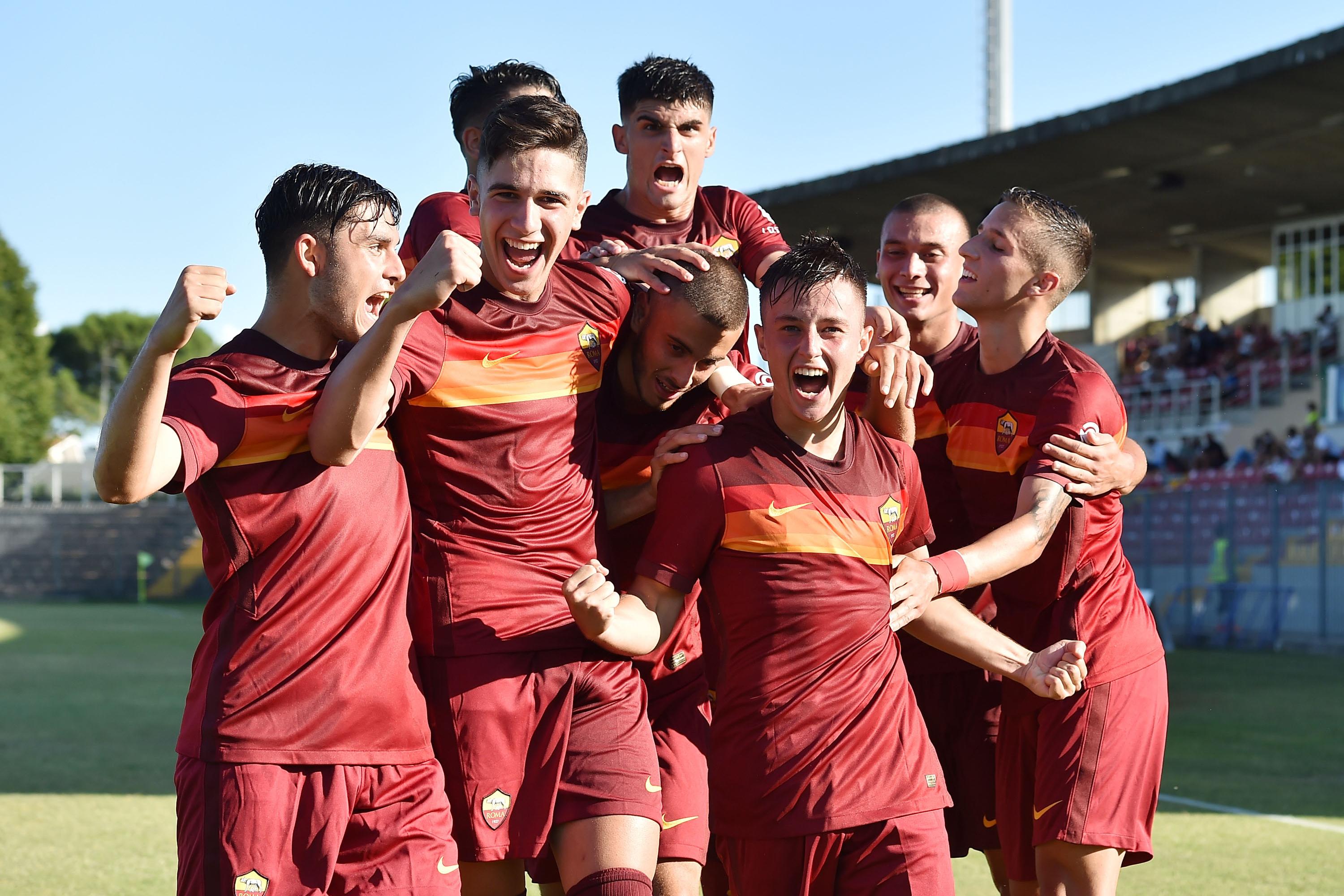 RAVENNA, ITALY - JUNE 25:  Claudio Cassano of AS Roma celebrates with his teammates after scoring goal 2-0 during Serie A-B U18 Semi-Final match between AS Roma and Atalanta BC the at Stadio Bruno Benelli on June 25, 2021 in Ravenna, Italy.  (Photo by Giuseppe Bellini/Getty Images) *** Local Caption *** Claudio Cassano
