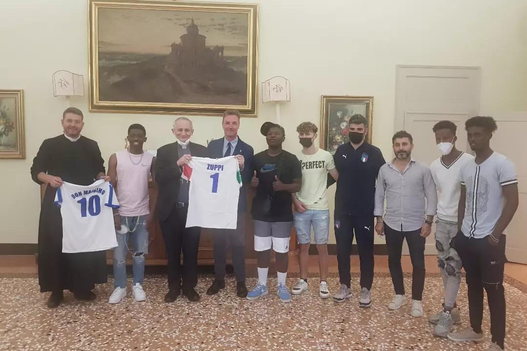 L'arcivescovo di Bologna Zuppi incontra i ragazzi di Refugee Team