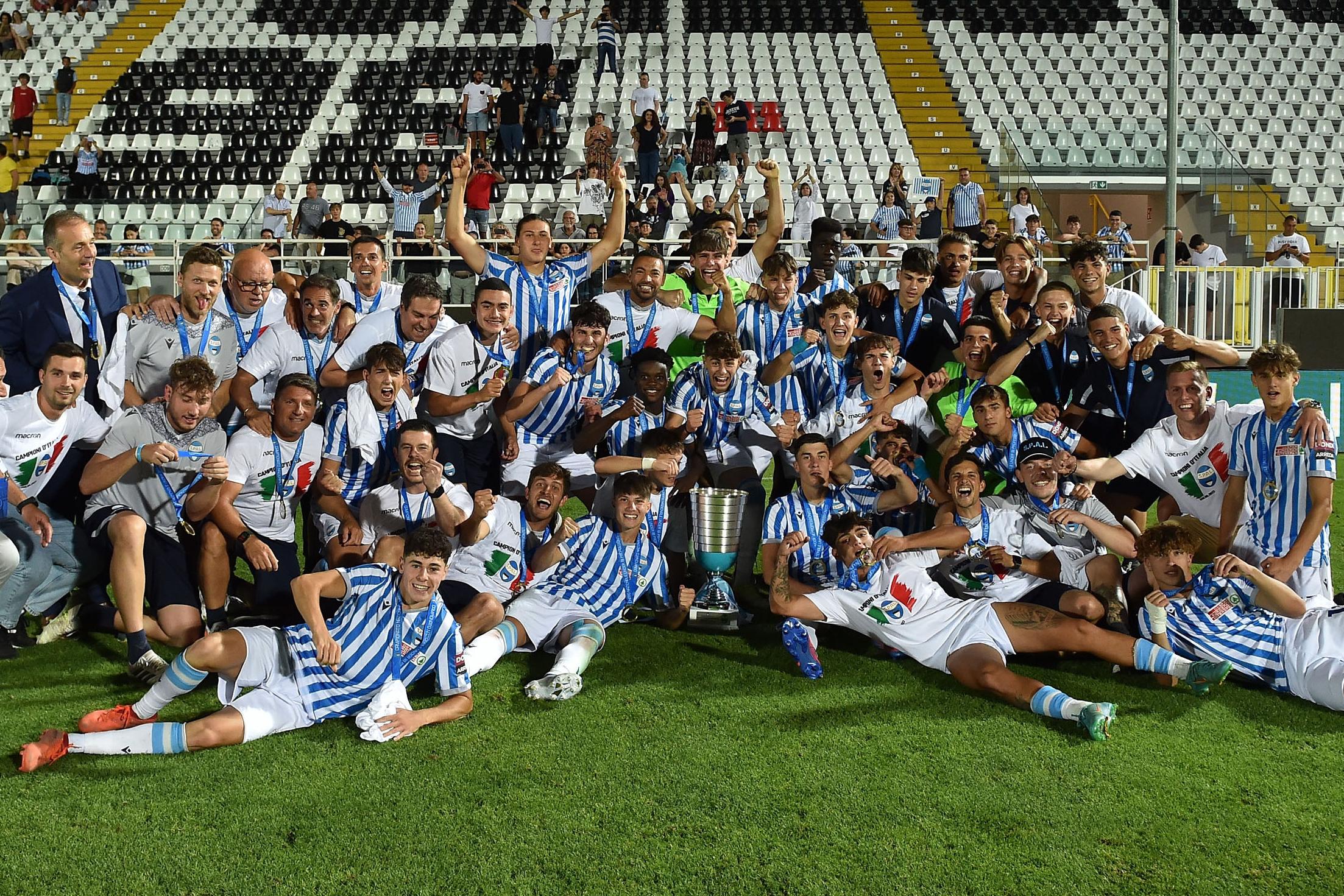 ASCOLI PICENO, ITALY - JUNE 18: Players of Spal celebrate the victory after the Serie A-B U18 Final match between Bologna and Spal at Stadio Cino e Lillo Del Duca on June 18, 2022 in Ascoli Piceno, Italy.  (Photo by Giuseppe Bellini/Getty Images)