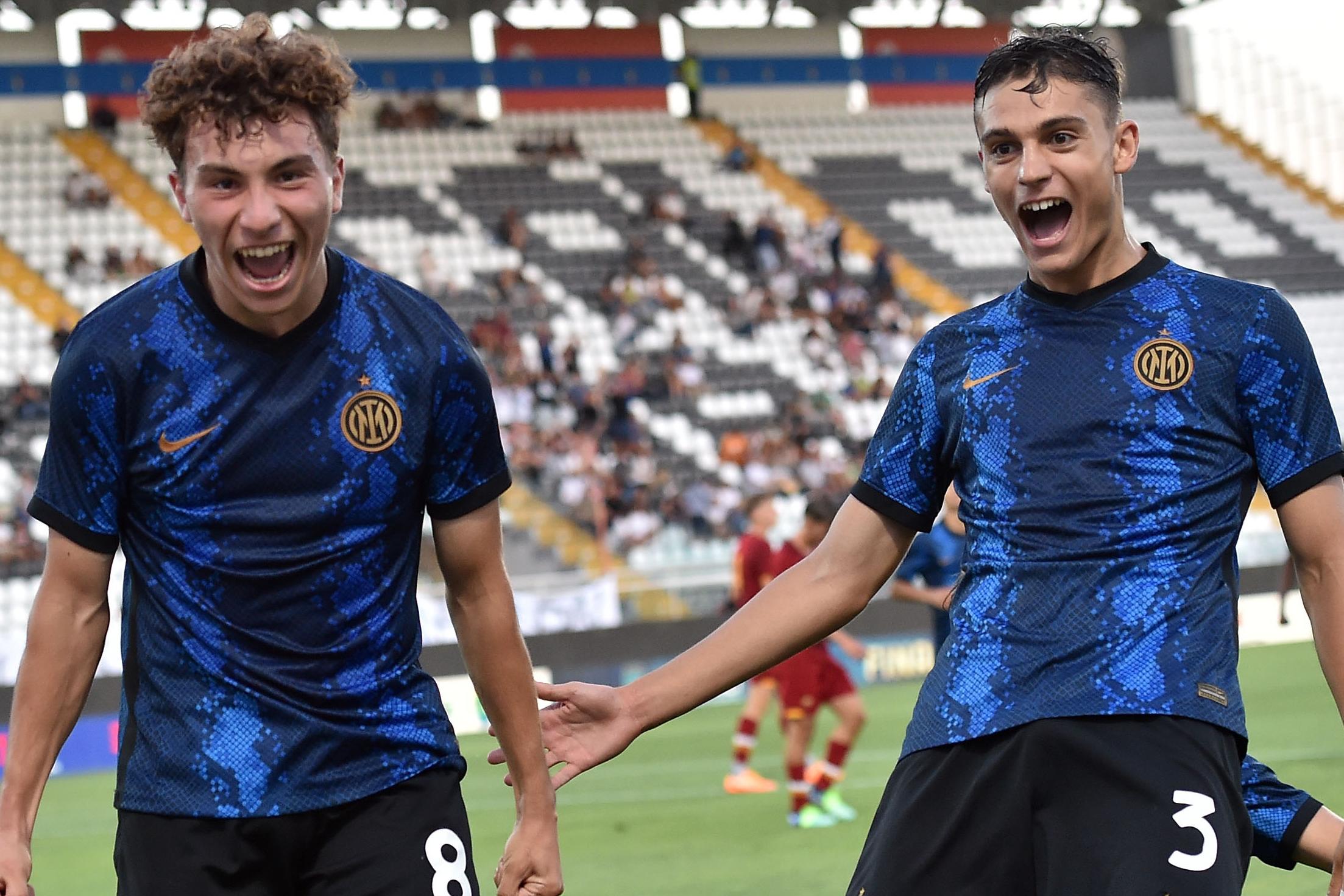 ASCOLI PICENO, ITALY - JUNE 19:  Leonardo Bovo of FC Internazionale celebrate with his teammates after scoring goal 0-2 during the Serie A-B U17 Semifinals match between AS Roma and FC Internazionale at Stadio Cino e Lillo Del Duca on June 19, 2022 in Ascoli Piceno, Italy.  (Photo by Giuseppe Bellini/Getty Images) *** Local Caption *** Leonardo Bovo