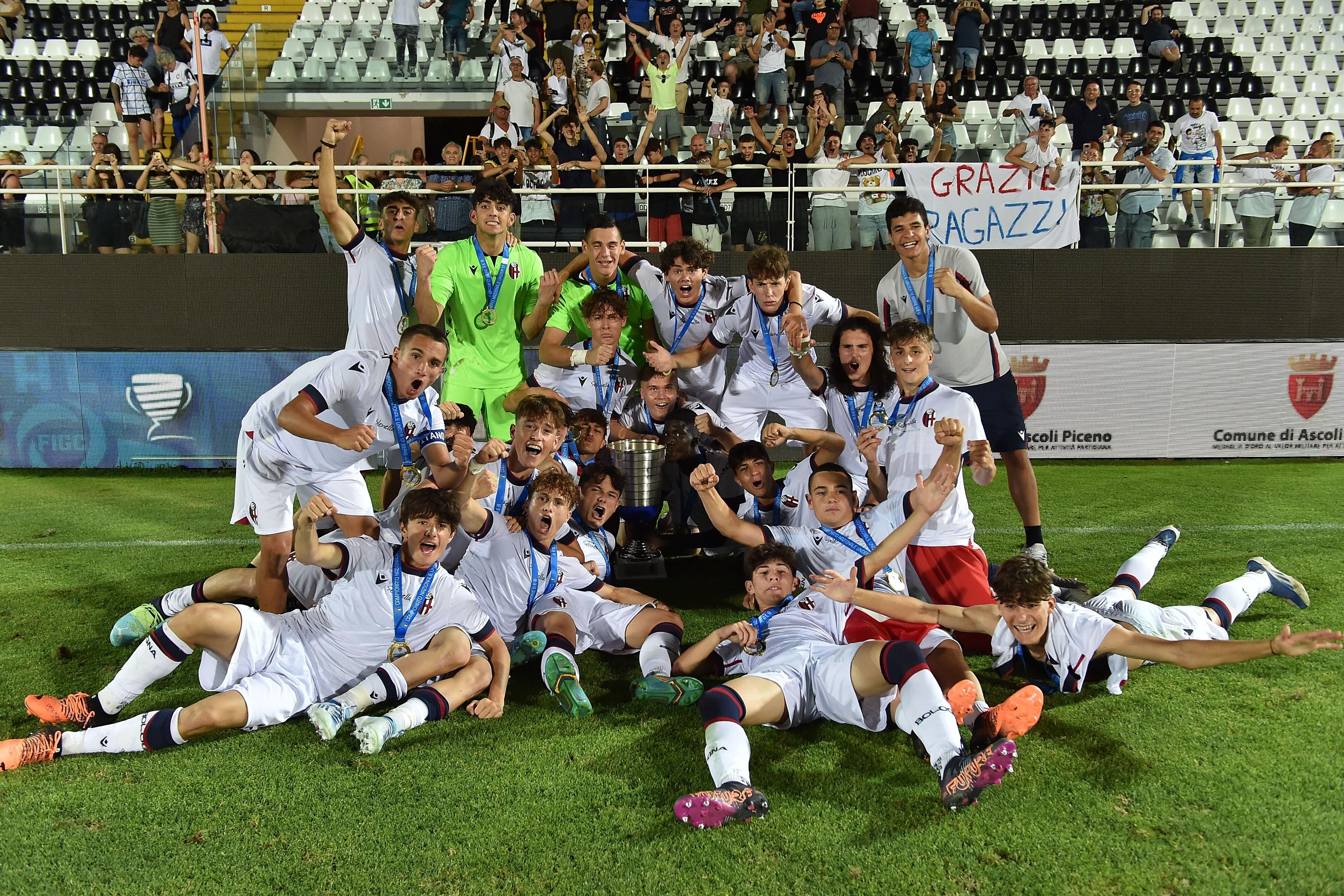 ASCOLI PICENO, ITALY - JUNE 21:  Players of Bologna FC  celebrate  the victory after the Serie A-B U17 Final match between Bologna FC and FC Internazionale at Stadio Cino e Lillo Del Duca on June 21, 2022 in Ascoli Piceno, Italy.  (Photo by Giuseppe Bellini/Getty Images)