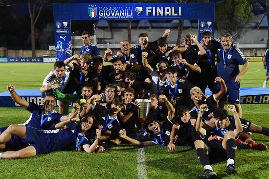 TOLENTINO, ITALY - JUNE 22:  Players of Virtus Entella celebrate the victory after the Serie C U16 Finals match between Pro Sesto and Virtus Entellaat at Stadio della Vittoria on June 22, 2022 in Tolentino, Italy.  (Photo by Giuseppe Bellini/Getty Images)
