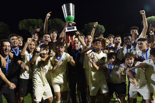 TOLENTINO, ITALY - JUNE 24:  Players of AC Milan celebrate the victory after the Serie A-B U15 Final match between AC Milan and ACF Fiorentina at Stadio della Vittoria on June 24, 2022 in Tolentino, Italy.  (Photo by Giuseppe Bellini/Getty Images)