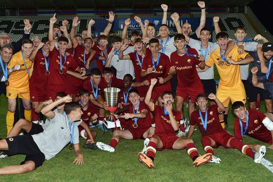 ASCOLI PICENO, ITALY - JUNE 25:  Players of AS Roma celebrate the victory after the Serie A-B U16 Final match between AC Milan and AS Roma at Stadio Cino e Lillo Del Duca on June 25, 2022 in Ascoli Piceno, Italy.  (Photo by Giuseppe Bellini/Getty Images)