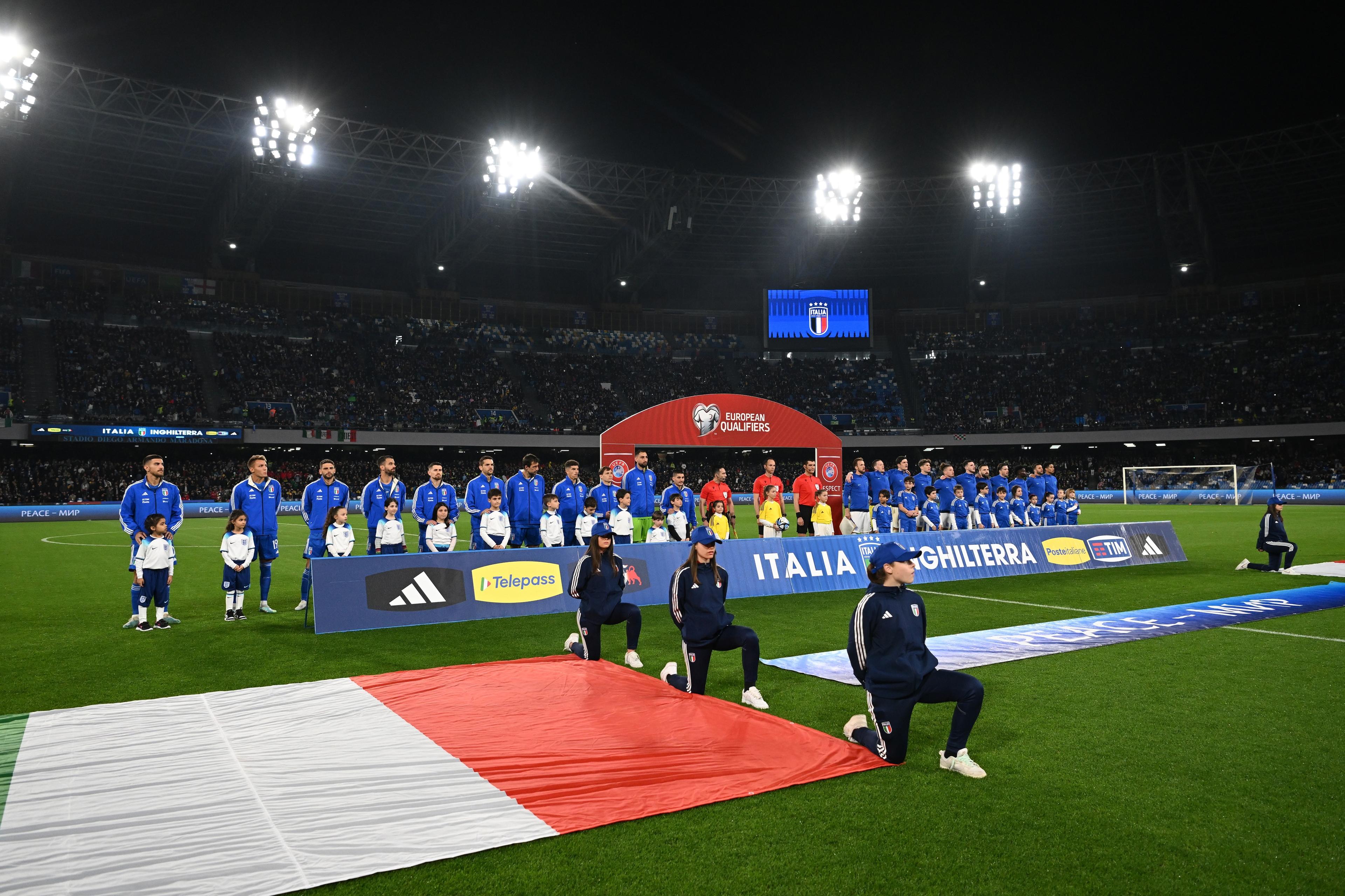 NAPLES, ITALY - MARCH 23: Players of Italy line up during the National Anthems prior to the UEFA EURO 2024 qualifying round group C match between Italy and England at Stadio Diego Armando Maradona on March 23, 2023 in Naples, Italy. (Photo by Claudio Villa/Getty Images )