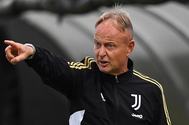 VINOVO, ITALY - OCTOBER 23: Juventus U15 head coach Marcello Benesperi issues instructions during the match between Juventus U15 and Torino U15 at Juventus Center Vinovo on October 23, 2022 in Vinovo, Italy. (Photo by Valerio Pennicino - Juventus FC/Juventus FC via Getty Images) *** Local Caption *** Marcello Benesperi