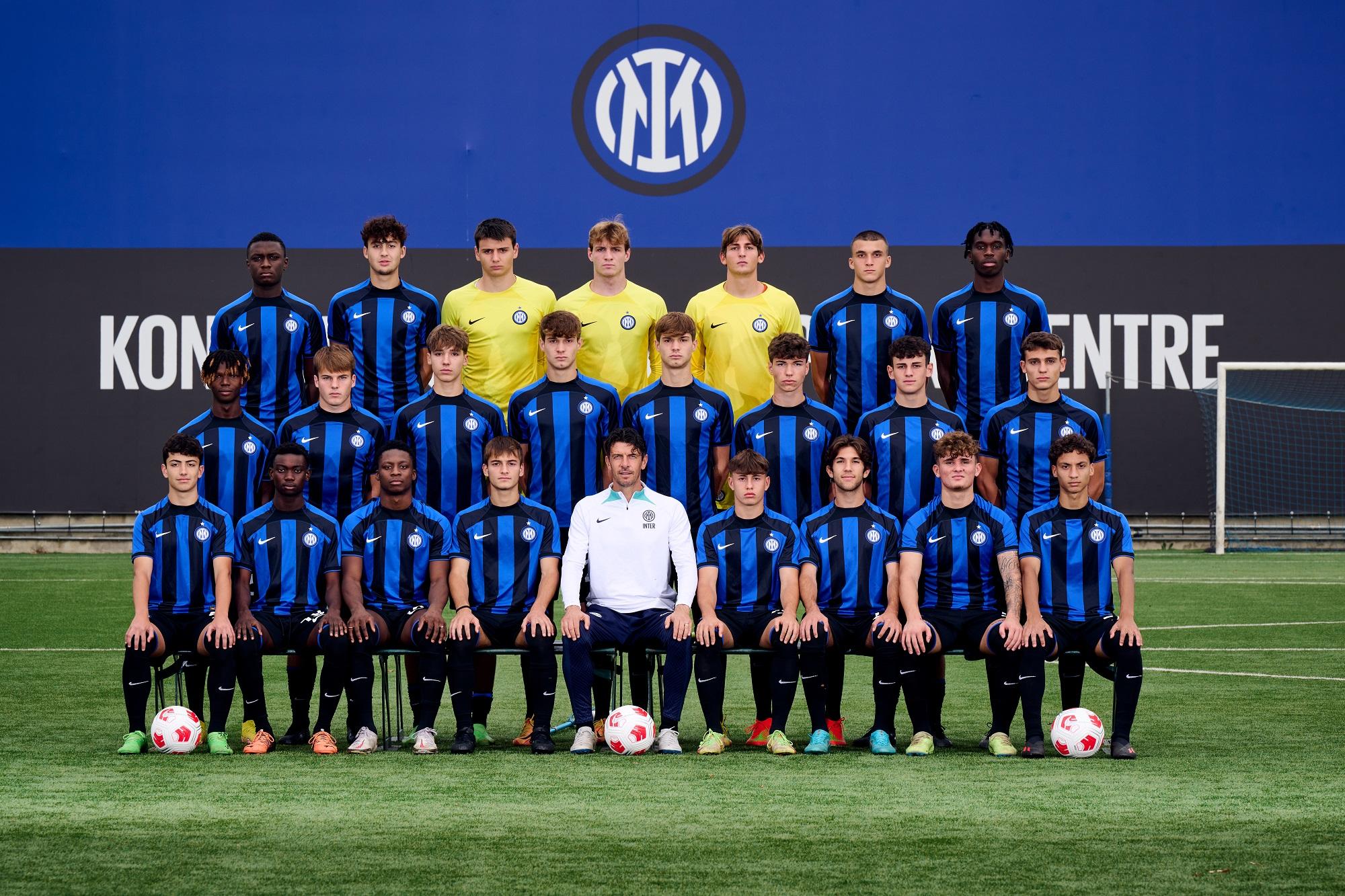 MILAN, ITALY - OCTOBER 14: Players of FC Internazionale Under 18 Youth Teams pose for a team photo at the club's training ground Konami Youth Development Centre in memoria di Giacinto Facchetti on October 14, 2022 in Como, Italy. (Photo by Mattia Ozbot - Inter/Getty Images)
