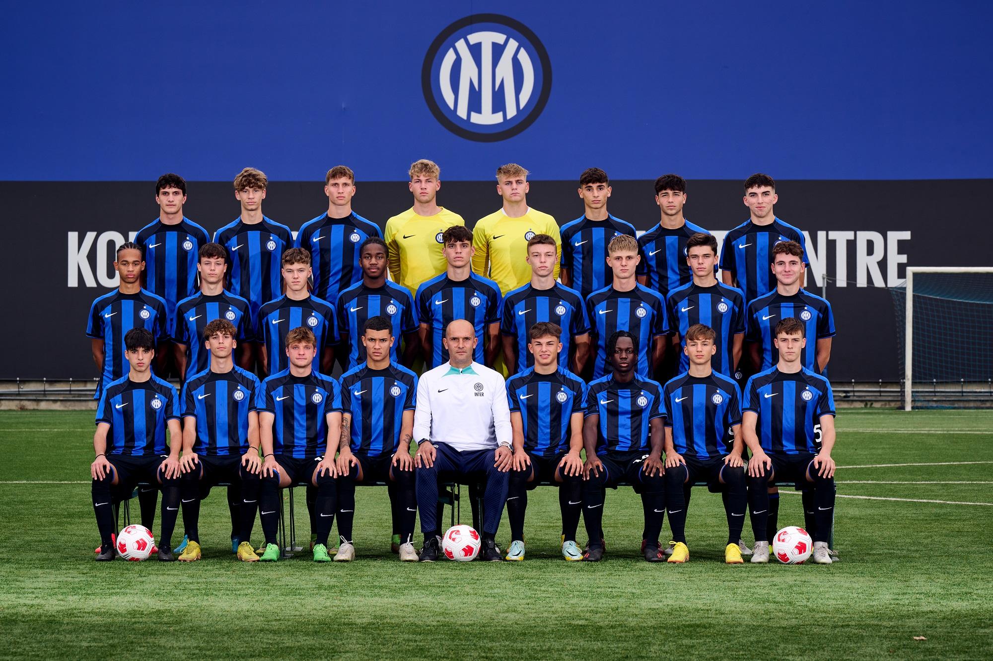MILAN, ITALY - OCTOBER 14: Players of FC Internazionale Under 17 Youth Teams pose for a team photo at the club's training ground Konami Youth Development Centre in memoria di Giacinto Facchetti on October 14, 2022 in Como, Italy. (Photo by Mattia Ozbot - Inter/Getty Images)