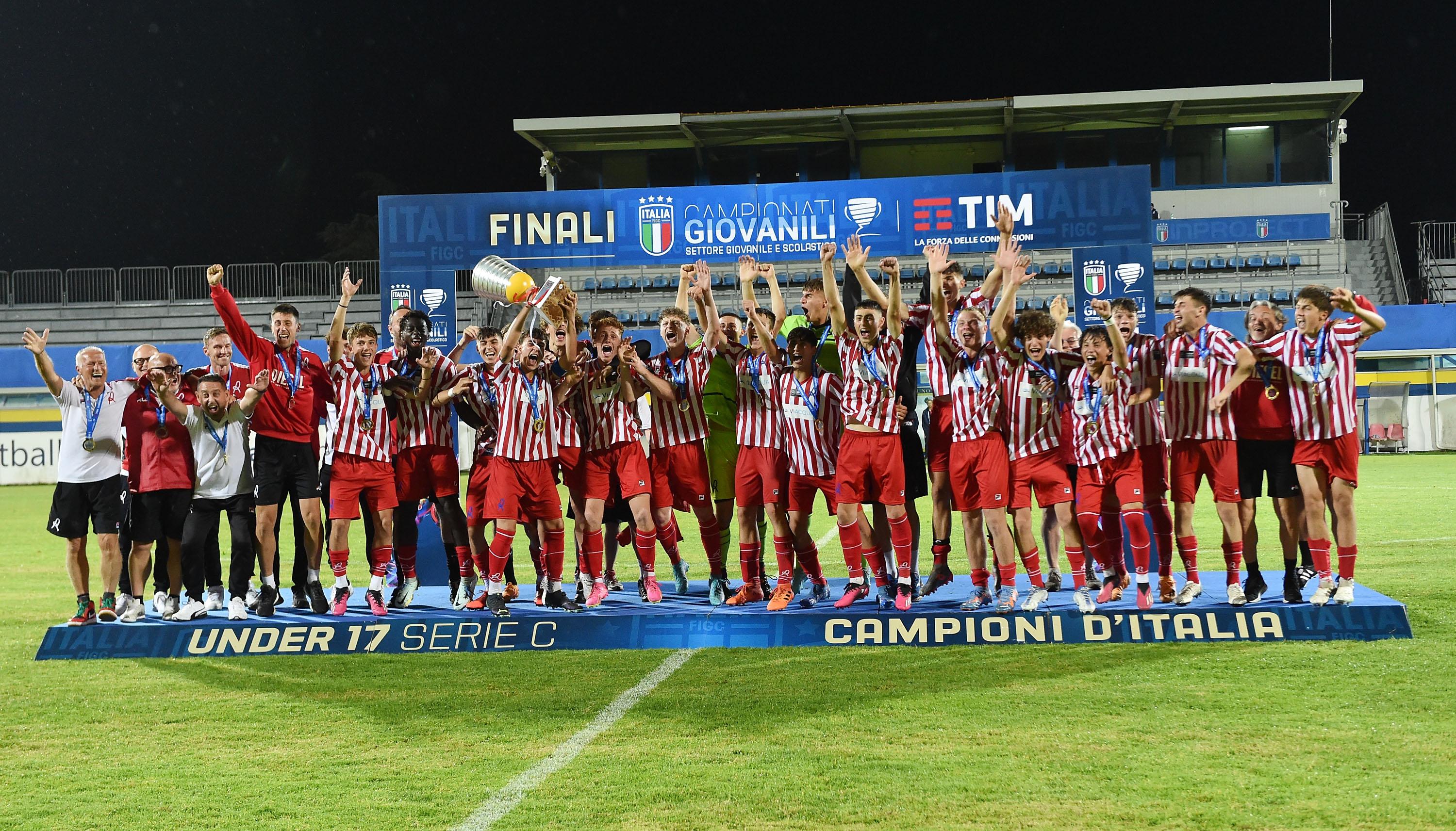 FERMO, ITALY - JUNE 14: Team of Vicenza celebrates the victory after the Serie C U17 Final match between Albinoleffe and Vicenza at Stadio Bruno Recchioni on June 14, 2023 in Fermo, Italy. (Photo by Giuseppe Bellini/Getty Images)