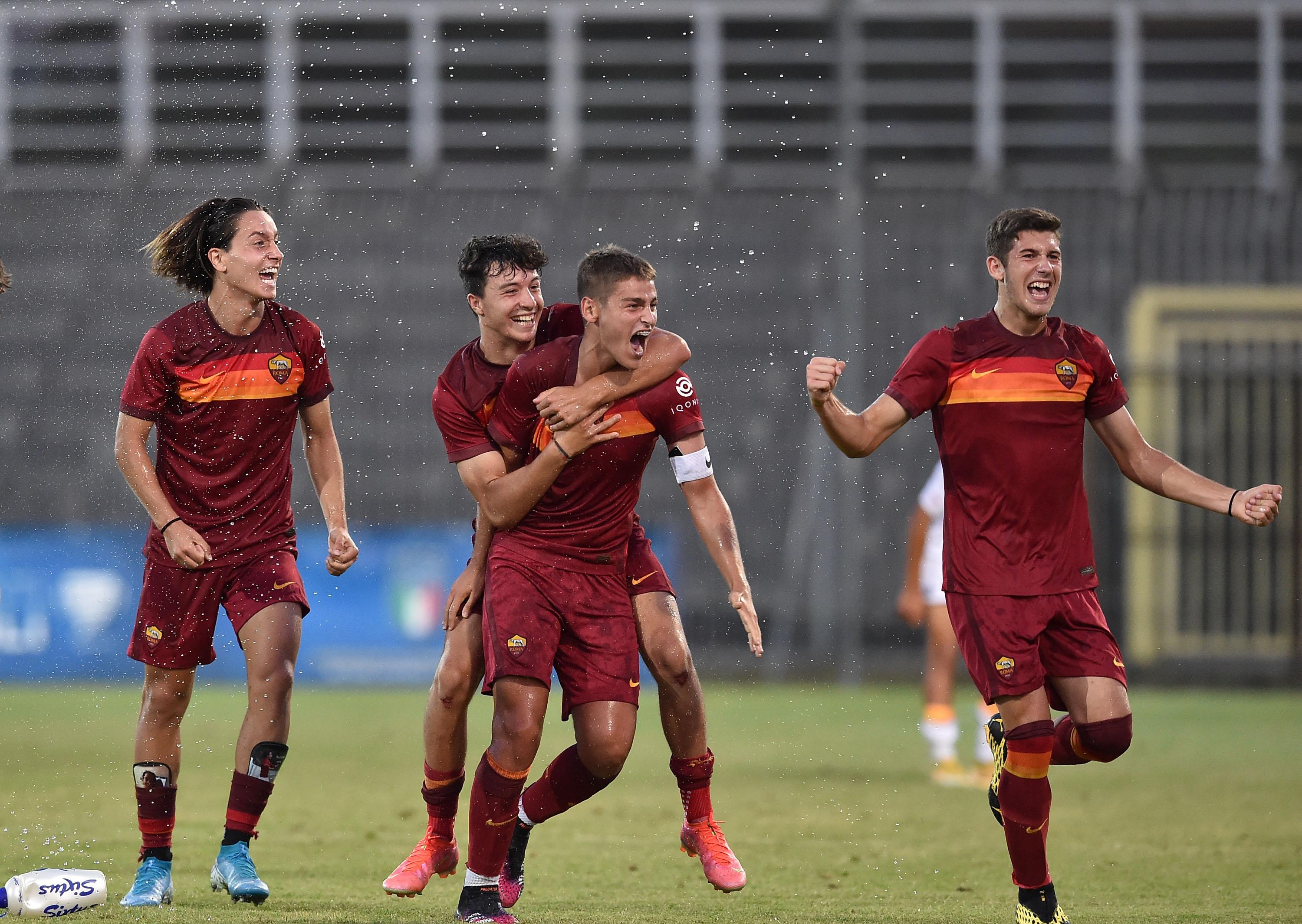 RAVENNA, ITALY - JUNE 29: Players of AS Roma celebrate the victotry after Serie A-B U17 Final match between Genoa CFC U17 and AS Roma U17 at Stadio Bruno Benelli on June 30, 2021 in Ravenna, Italy. (Photo by Giuseppe Bellini/Getty Images)