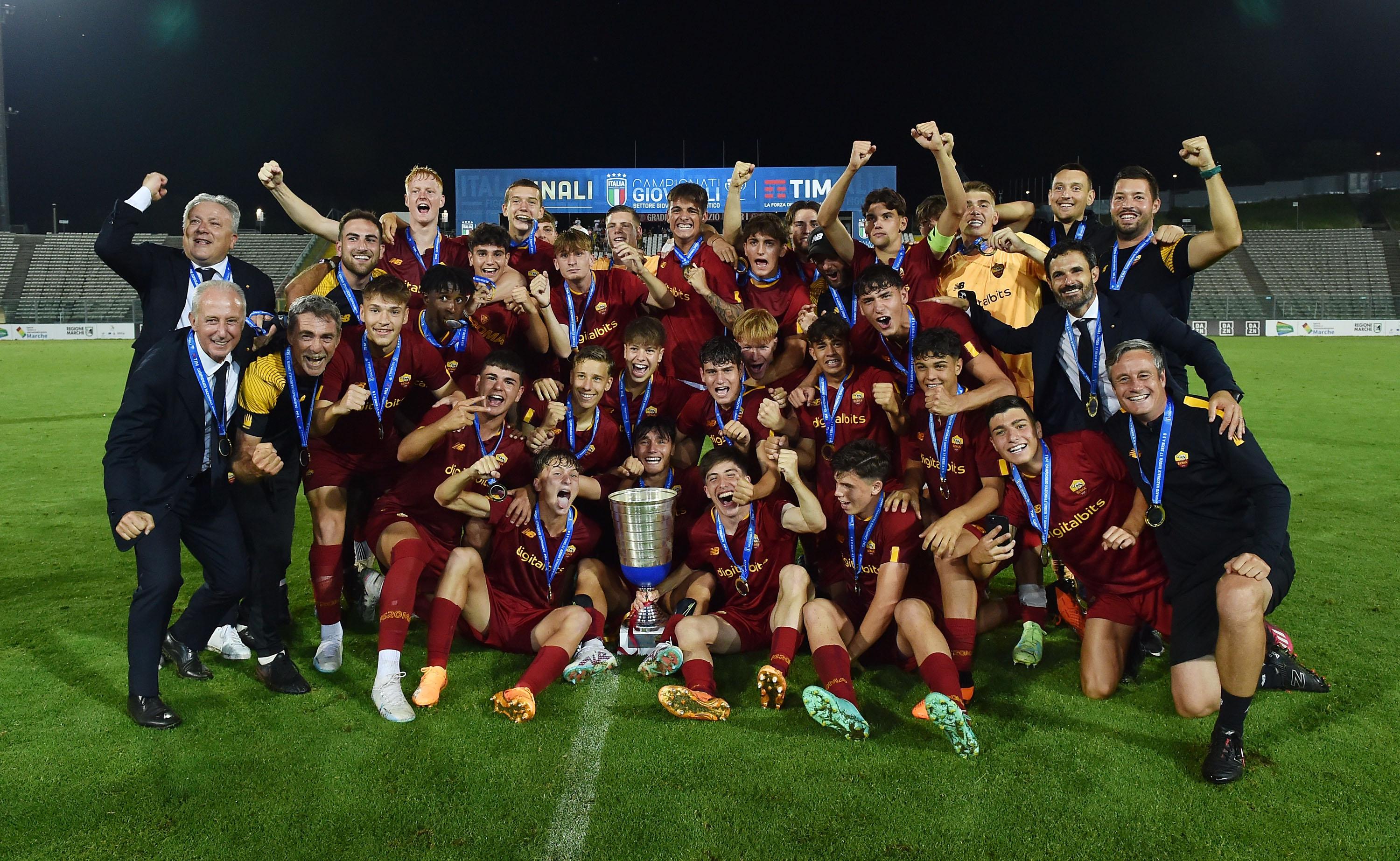 ANCONA, ITALY - JUNE 23: Players of AS Roma celebrate the victory after the U17 Serie A e B Final match between AS Roma and FC Internazionale at Del Conero Stadium on June 23, 2023 in Ancona, Italy. (Photo by Giuseppe Bellini/Getty Images)