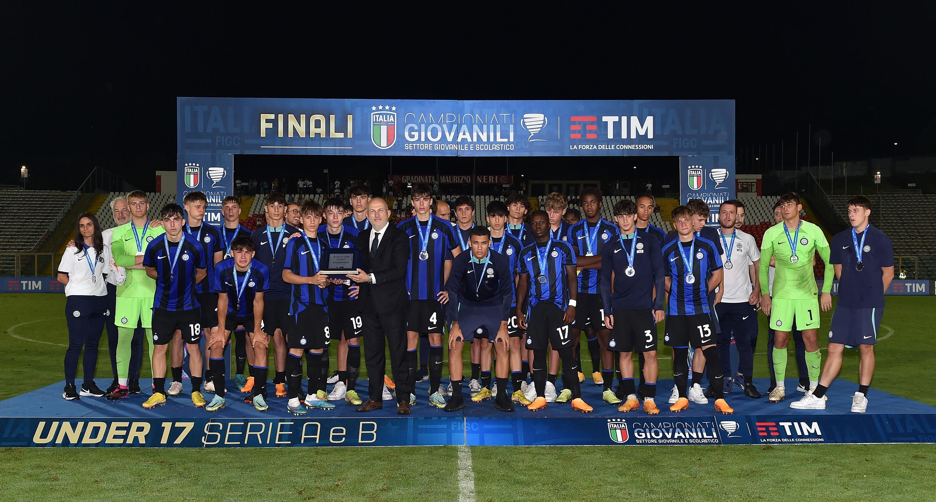 ANCONA, ITALY - JUNE 23: Team of FC Internazionale pose with their runners-up medals after the U17 Serie A e B Final match between AS Roma and FC Internazionale at Del Conero Stadium on June 23, 2023 in Ancona, Italy. (Photo by Giuseppe Bellini/Getty Images)