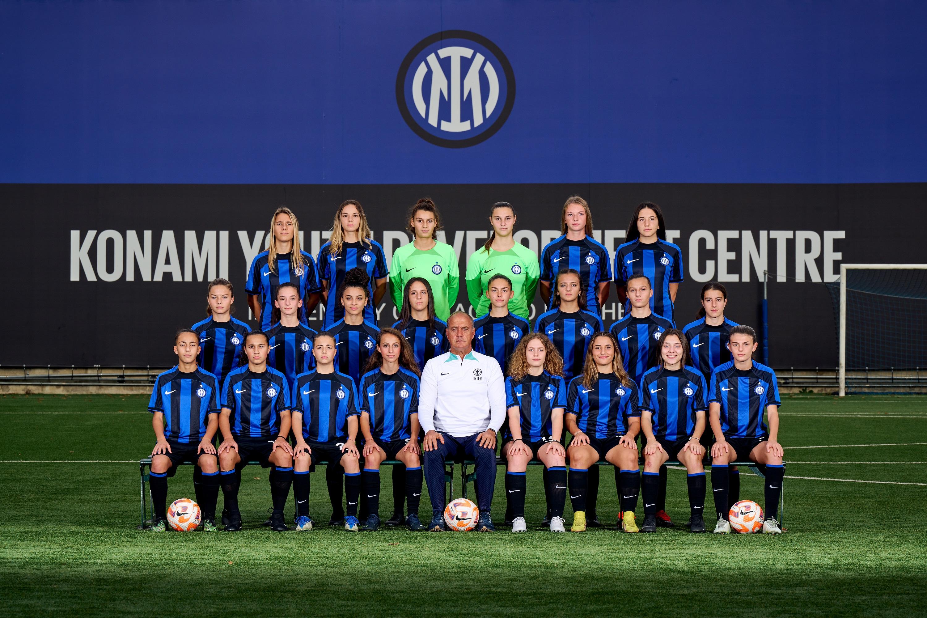 MILAN, ITALY - OCTOBER 24: Players of FC Internazionale Women U17 Youth Teams pose for a team photo at the club's training ground Konami Youth Development Centre in memoria di Giacinto Facchetti on October 24, 2022 in Milan, Italy. (Photo by Mattia Ozbot - Inter/Getty Images) Fila in Alto da sinistra: Lara Tagliabue / Beduschi Giorgia / Brambilla Chiara / Martinelli Matilde / Consolini Lidia / Cotugno Brenda Fila centrale da sinistra: Viviani Martina / Iraci Sareri Beatrice / Ciano Jessica / Venturini Michela / Vallarin Mirea / Cavallaro Anna / Brambilla Silvia / Caltanissetta Aurora Fila davanti sedute da sinistra: Giudici Rachele / Santoro Benedetta / Agosta Greta / Cavallaro Giada / mister Torriani Stefano / Rossatti Chiara / Truncali Giorgia / Compiani Nicole / Caccia Alice