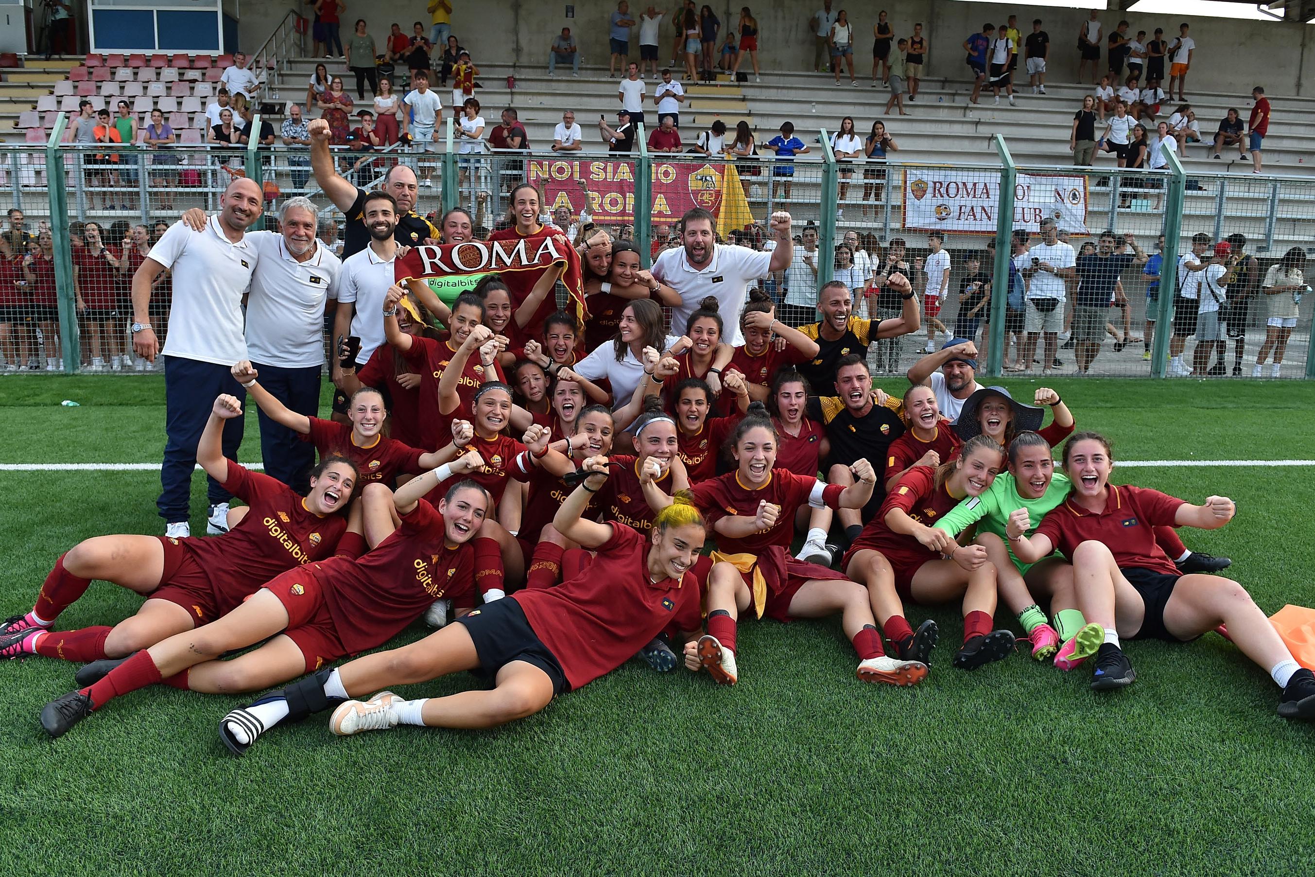 SENIGALLIA, ITALY - JUNE 27:  Players of AS Roma celebrate the victory after the Women U17 Final match between AS Roma and AC Milan at Stadio Goffredo Bianchelli on June 27, 2023 in Senigallia, Italy.  (Photo by Giuseppe Bellini/Getty Images)