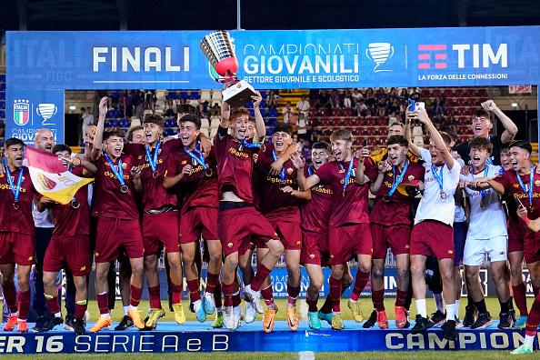 SAN BENEDETTO DEL TRONTO, ITALY - JUNE 26: AS Roma U16 players celebrate the victory of the U16 Serie A e B Final match between AC Fiorentina and AS Roma at Stadio Riviera delle Palme on June 26, 2023 in San Benedetto del Tronto, Italy. (Photo by Danilo Di Giovanni - AS Roma/AS Roma via Getty Images)