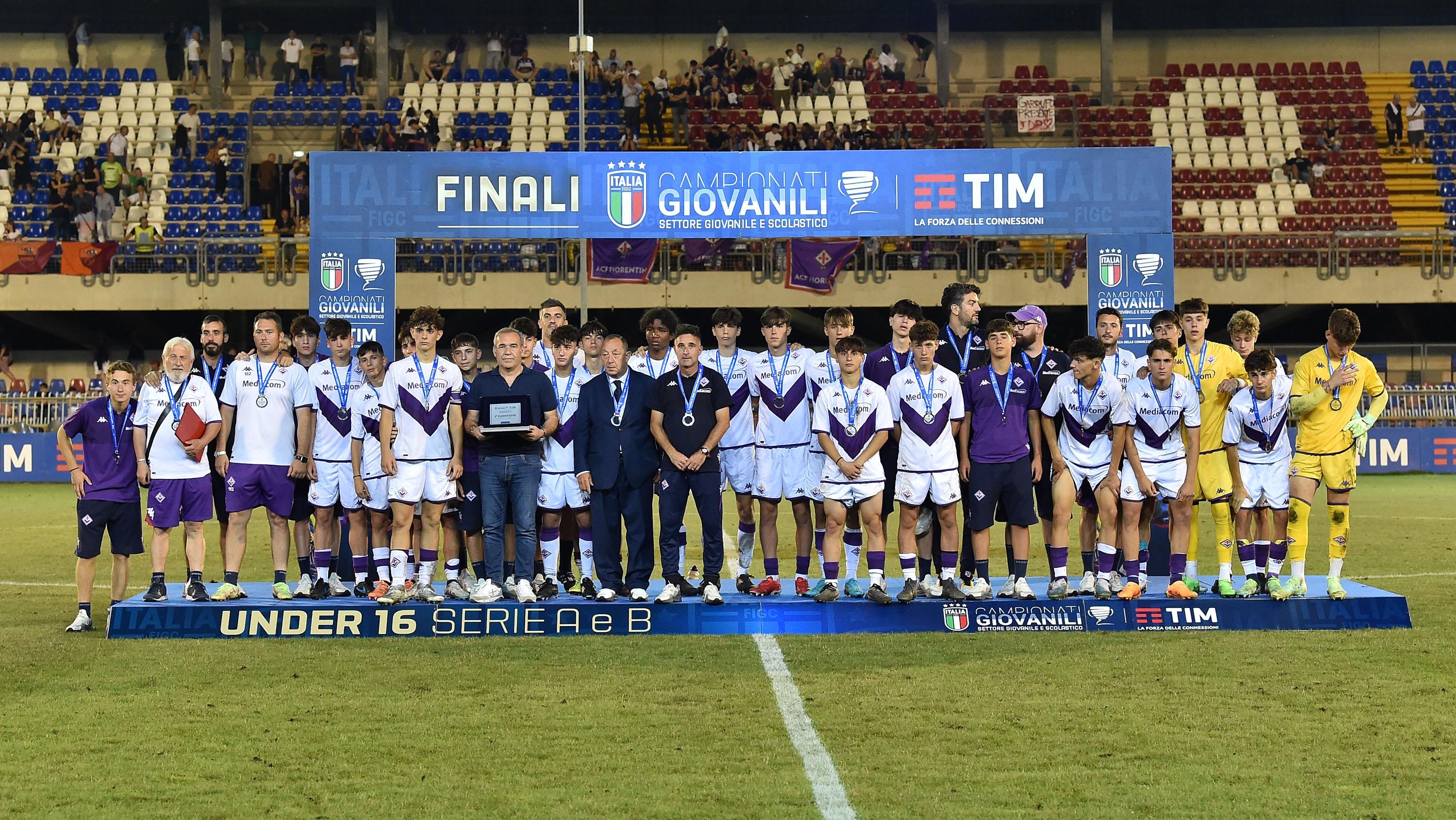 SAN BENEDETTO DEL TRONTO, ITALY - JUNE 26: Team of Fiorentina pose with their runners-up medals after the U16 Serie A e B Final match between Fiorentina and AS Roma at Stadio Riviera delle Palme on June 26, 2023 in San Benedetto del Tronto, Italy. (Photo by Giuseppe Bellini/Getty Images)