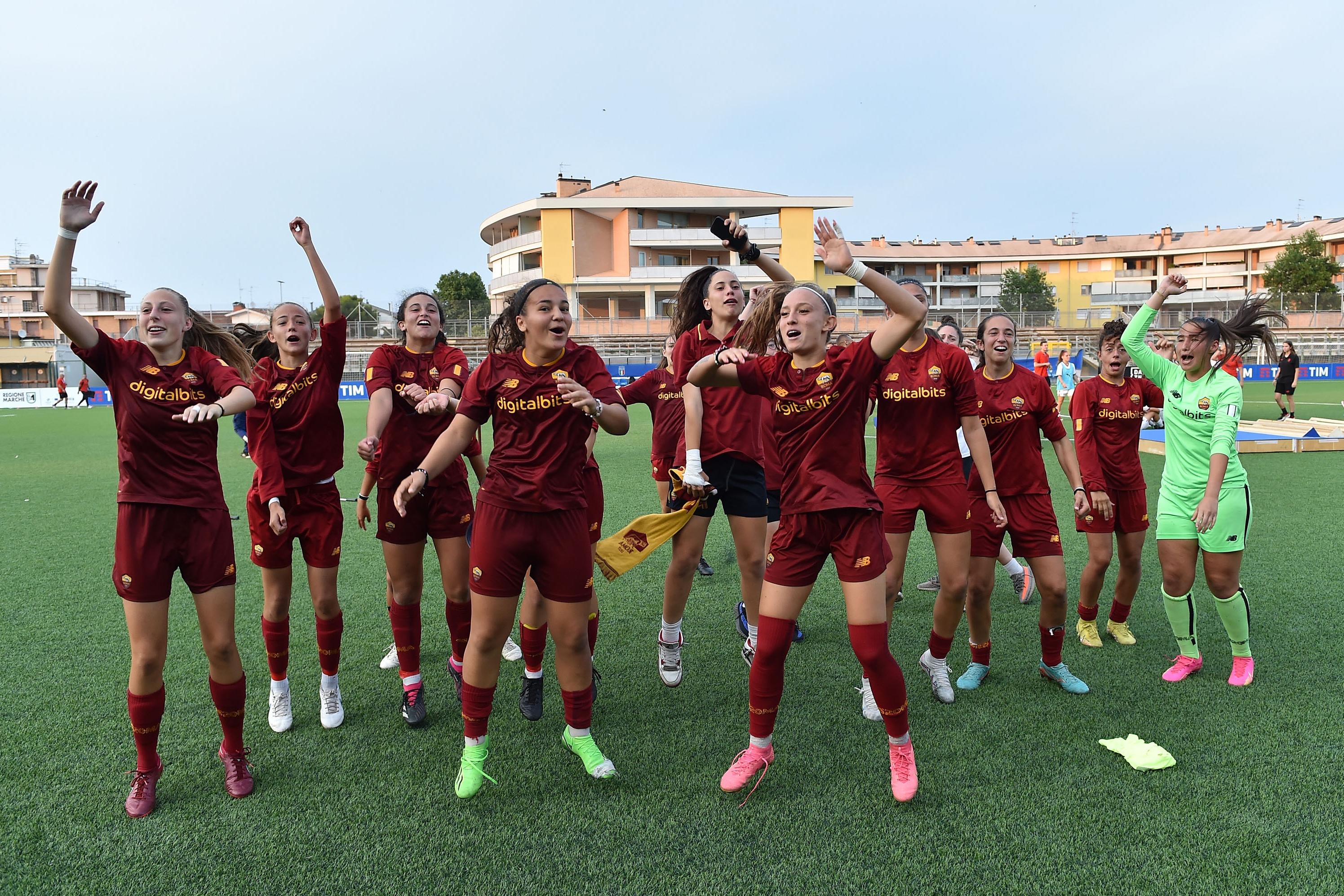 SENIGALLIA, ITALY - JUNE 27:  Players of AS Roma celebrate the victory after the Women U17 Final match between AS Roma and AC Milan at Stadio Goffredo Bianchelli on June 27, 2023 in Senigallia, Italy.  (Photo by Giuseppe Bellini/Getty Images)