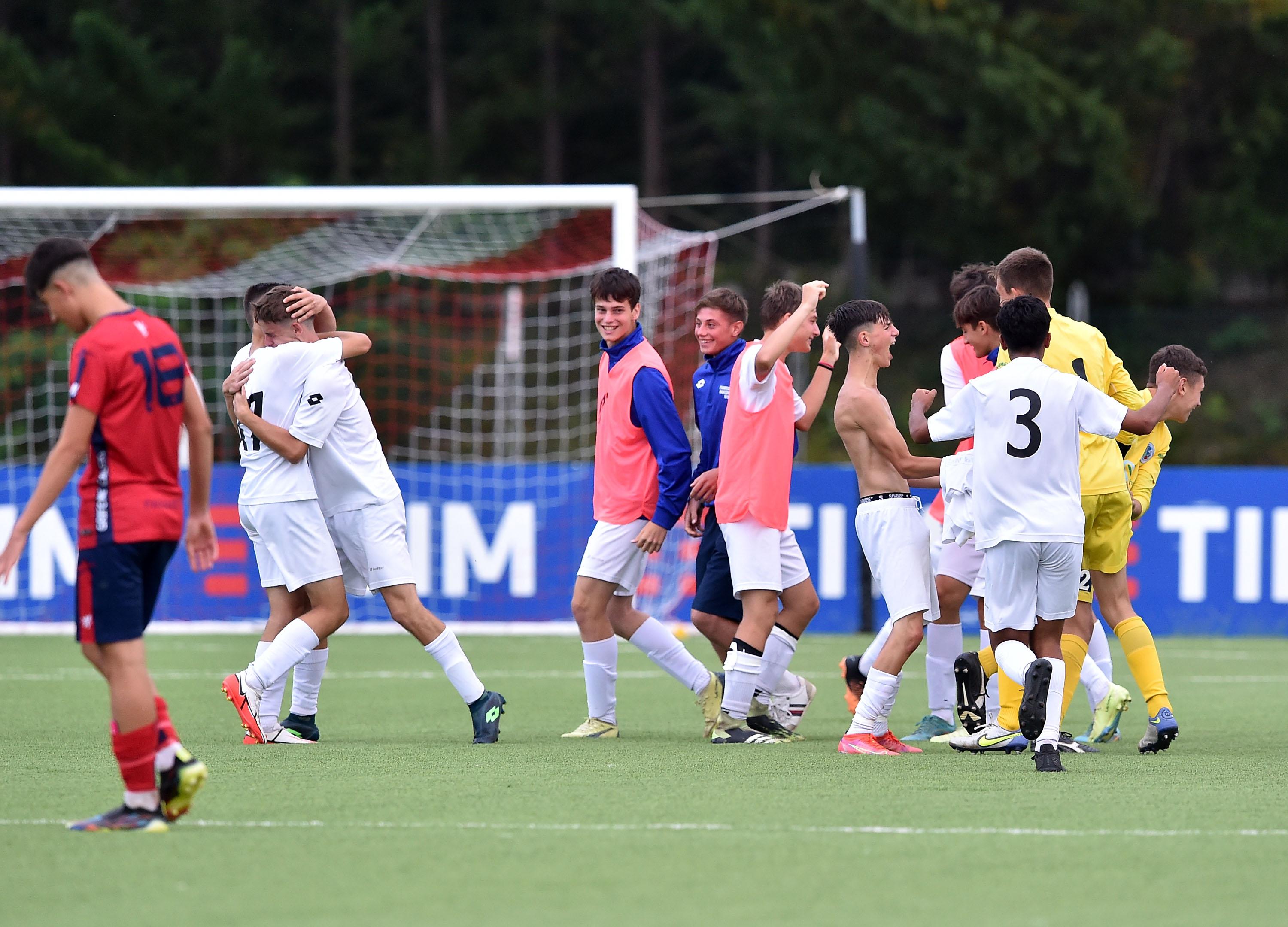 MATELICA, ITALY - JUNE 28: Players of Calcio Montebelluna celebrate the victory after the Amateurs U15 Final between Calcio Montebbelluna and Grifone Calcio at Stadio Giovanni Paolo II on June 28, 2023 in Matelica, Italy. (Photo by Giuseppe Bellini/Getty Images)