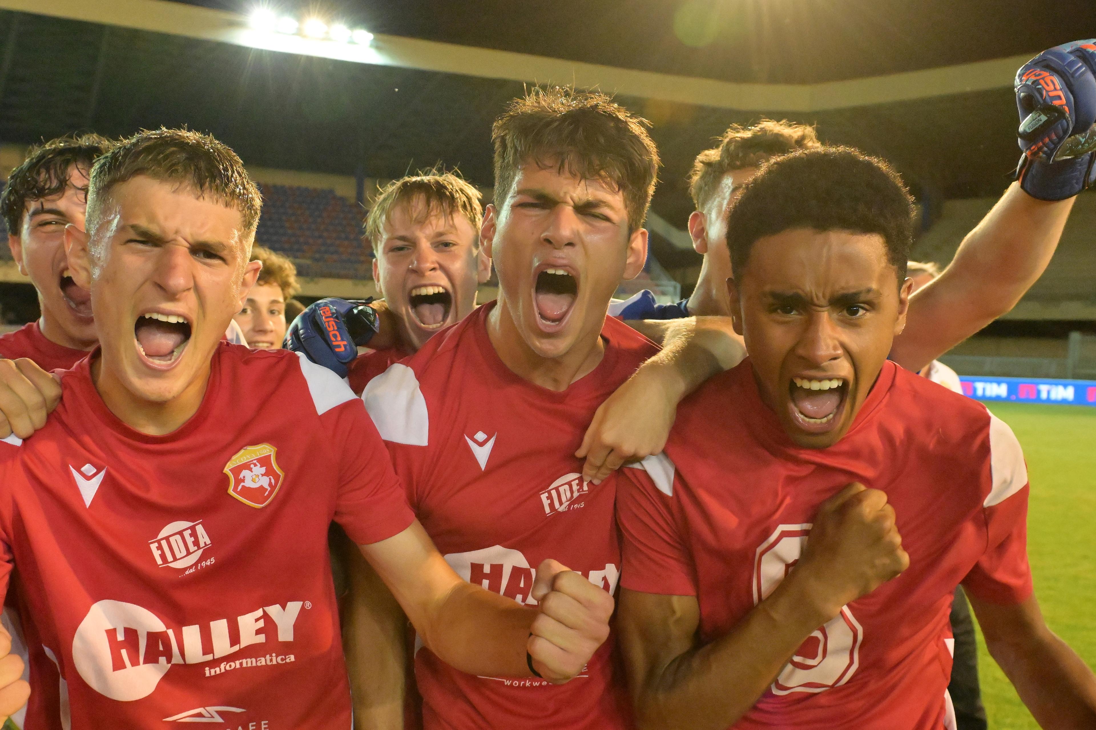 SAN BENEDETTO DEL TRONTO, ITALY - JUNE 16: Players of Ancona celebrate the victory after the U17 Serie C Semi-final match between Ancona and Avellino at Stadio Riviera delle Palme on June 16, 2024 in San Benedetto del Tronto, Italy. (Photo by Giuseppe Bellini/Getty Images)
