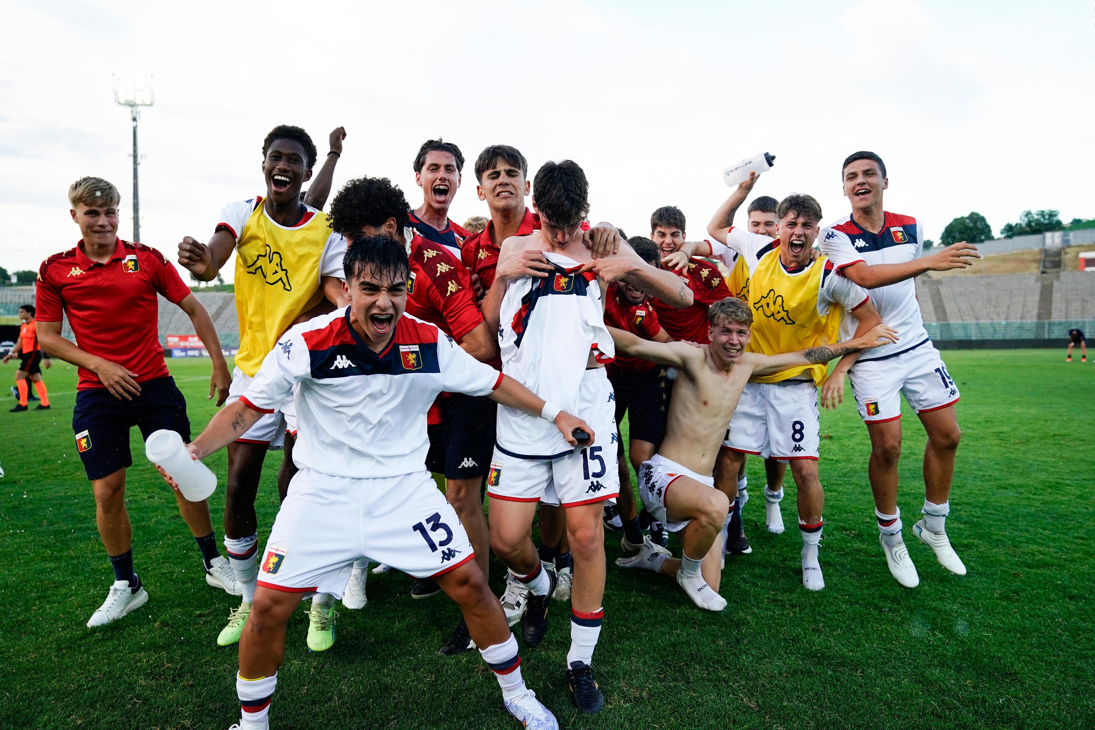 ANCONA, ITALY - JUNE 11: Genoa CFC players celebrate the victory of the U18 Semi-final match between FC Internazionale and Genoa CFC at Del Conero Stadium on June 11, 2024 in Ancona, Italy. (Photo by Danilo Di Giovanni/Getty Images)