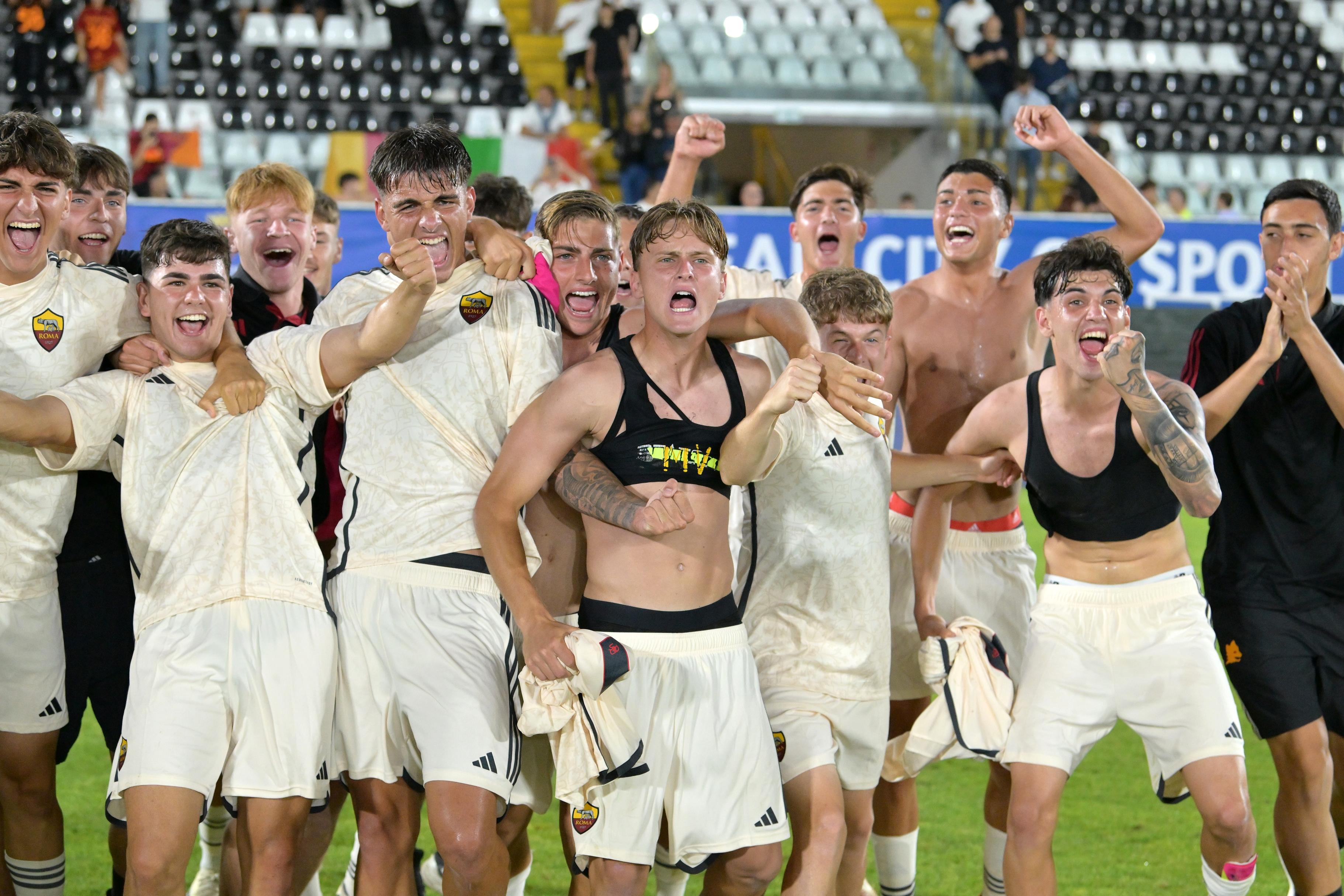 ASCOLI PICENO, ITALY - JUNE 11: Players of AS Roma celebrate after the victory after the U18 Semi-final match between AS Roma and Atalanta BC at Stadio Cino e Lillo Del Duca on June 11, 2024 in Ascoli Piceno, Italy. (Photo by Giuseppe Bellini/Getty Images)