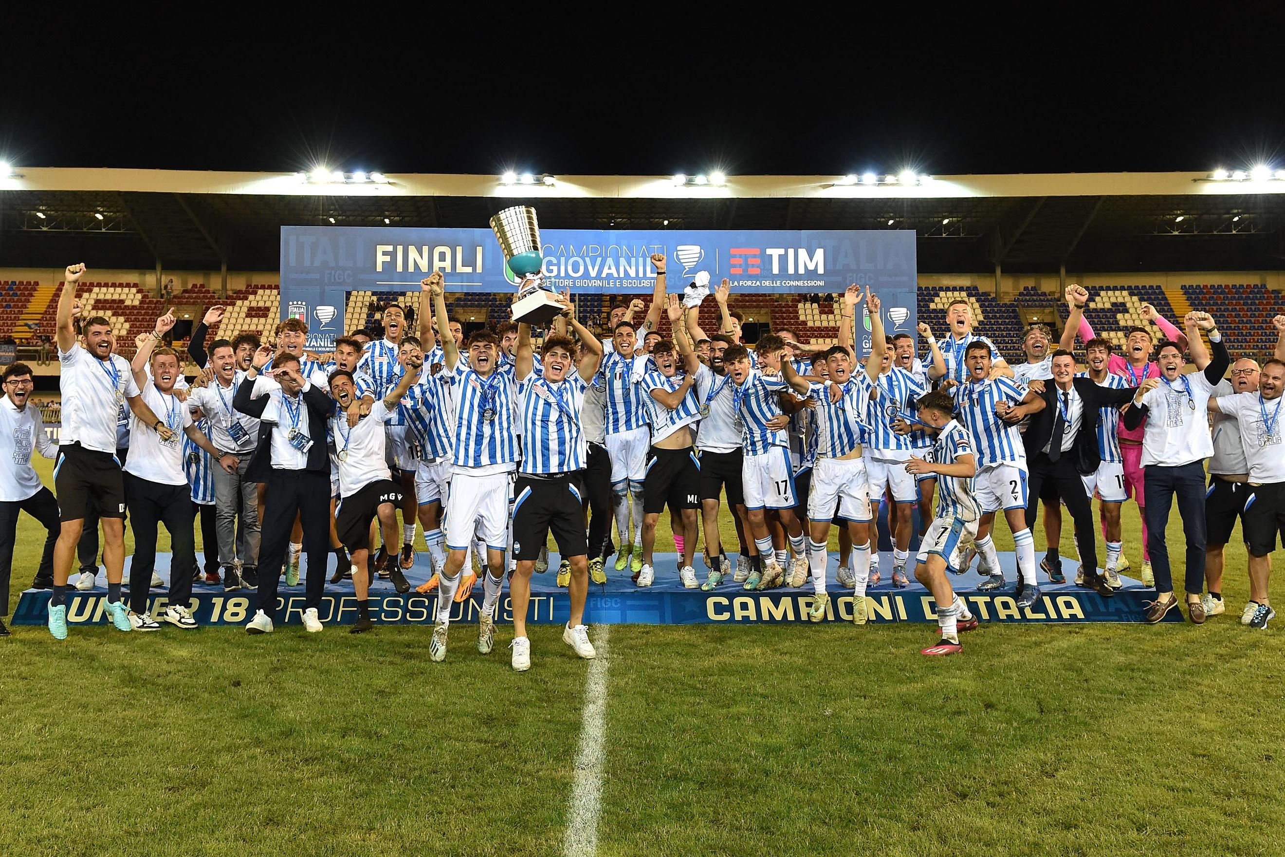 SAN BENEDETTO DEL TRONTO, ITALY - JUNE 13:  Players of Spal celebrate the victory after the Serie A e B U18 Final match between Spal and FC Internazionale at Stadio Riviera delle Palme on June 13, 2023 in San Benedetto del Tronto, Italy.  (Photo by Giuseppe Bellini/Getty Images)