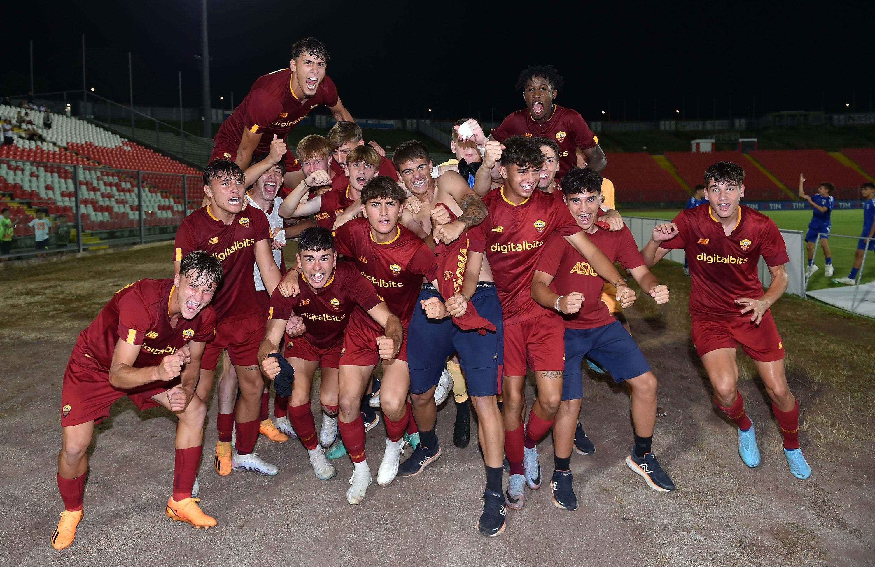 ANCONA, ITALY - JUNE 23: Players of AS Roma celebrate the victory after the U17 Serie A e B Final match between AS Roma and FC Internazionale at Del Conero Stadium on June 23, 2023 in Ancona, Italy. (Photo by Giuseppe Bellini/Getty Images)