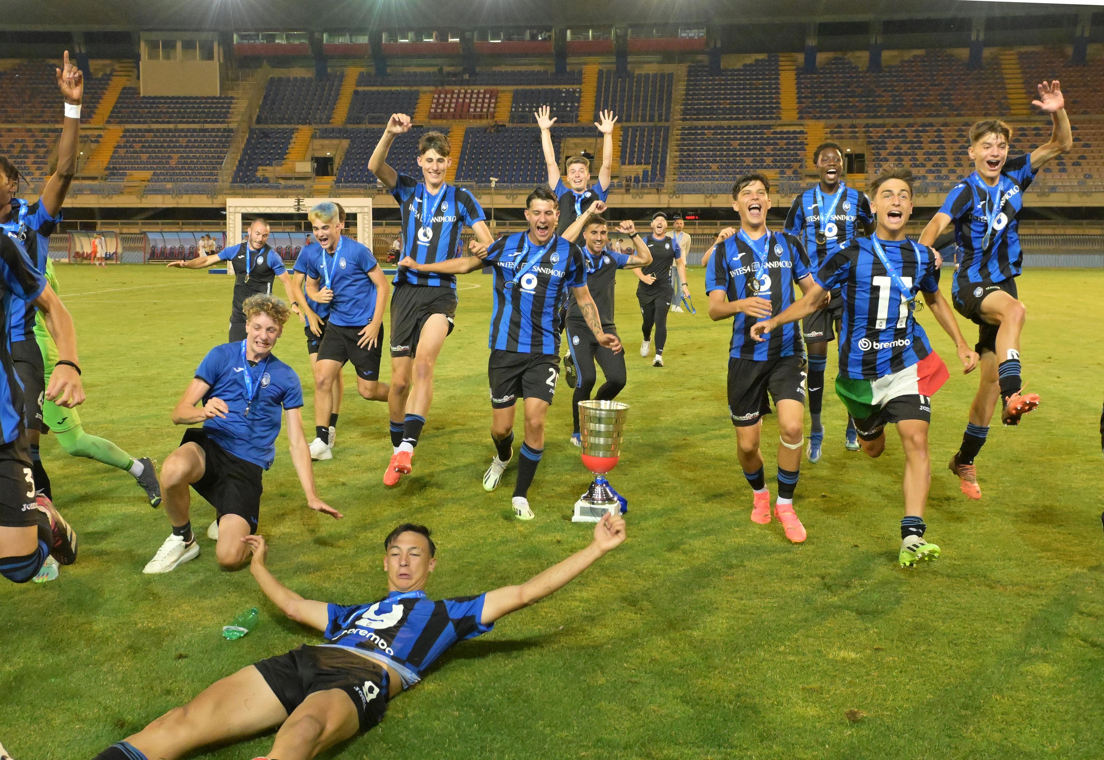 SAN BENEDETTO DEL TRONTO, ITALY - JUNE 22: Players of Atalanta BC celebrate the victory after the Serie A & B U16 Final match between Atalanta BC and AC Milan at Stadio Riviera delle Palme on June 22, 2024 in San Benedetto del Tronto, Italy. (Photo by Giuseppe Bellini/Getty Images)