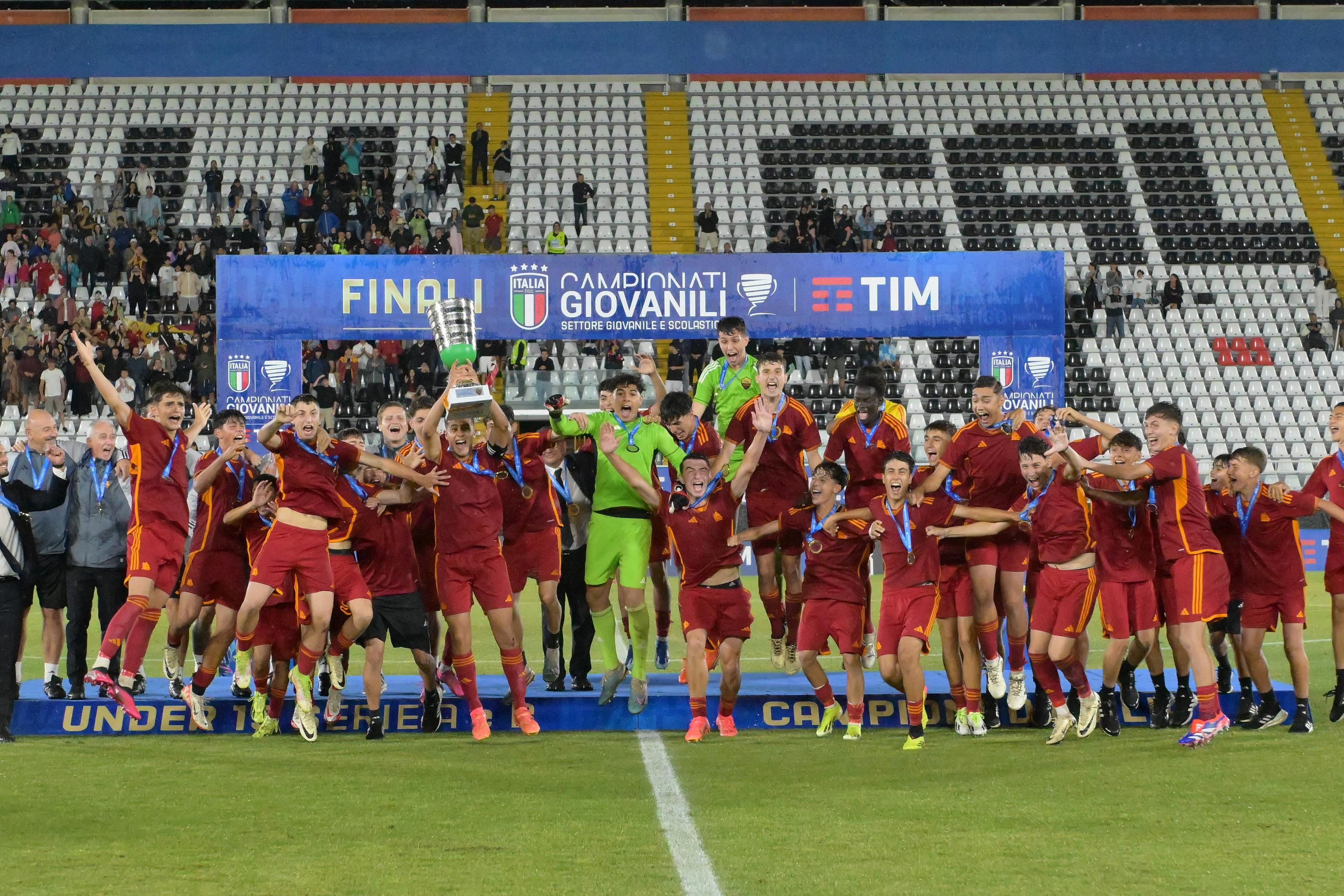 Under 15 Serie A e B, la Roma trionfa ad Ascoli: battuto 2-1 il Genoa in rimonta. Scala: \"Dedico questo scudetto a mio padre\"