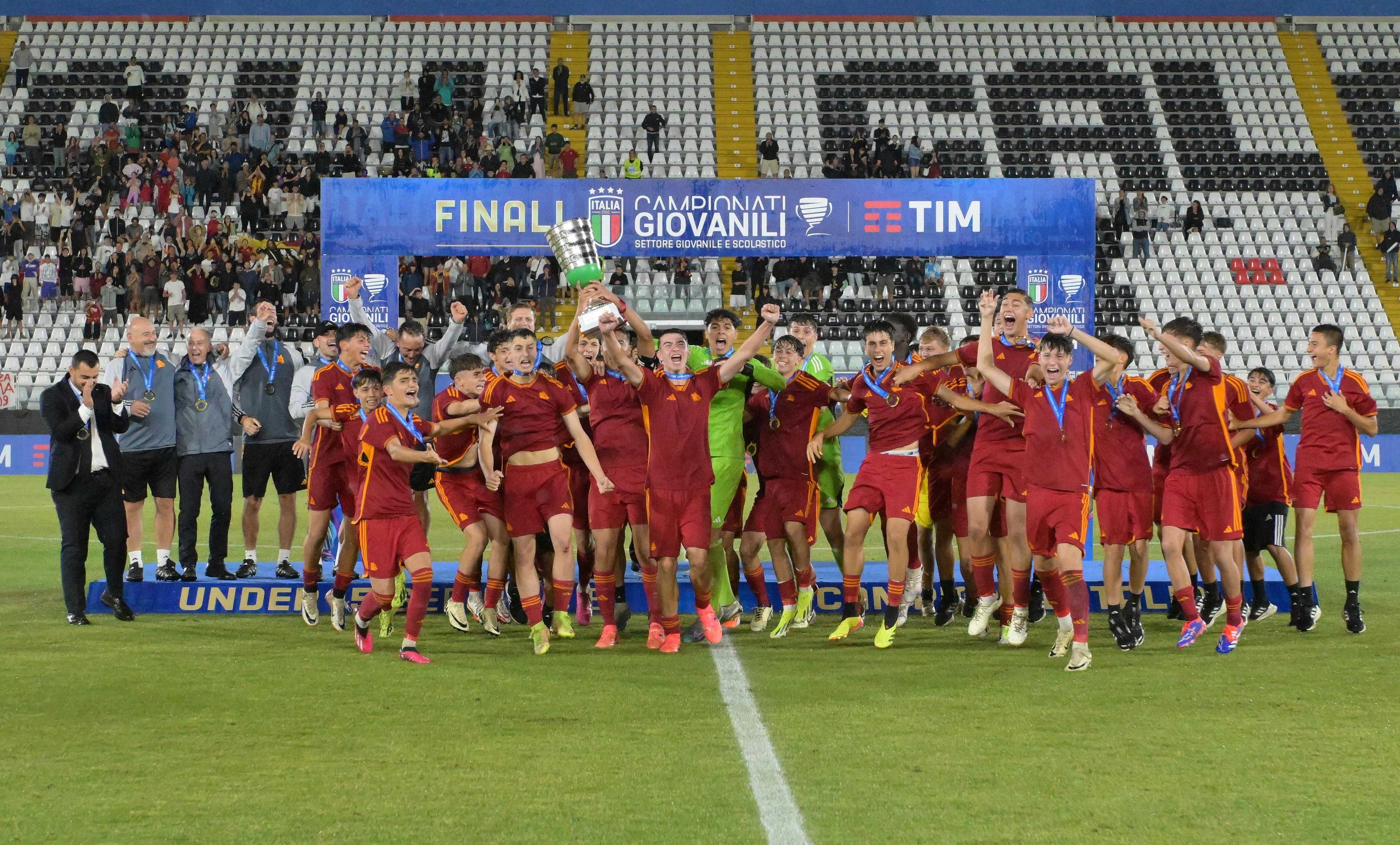 ASCOLI PICENO, ITALY - JUNE 25: Players of AS Roma celebrate the victory after the U15 Serie A e B Final match between AS Roma and Genoa at Stadio Cino e Lillo Del Duca on June 25, 2024 in Ascoli Piceno, Italy. (Photo by Giuseppe Bellini/Getty Images)