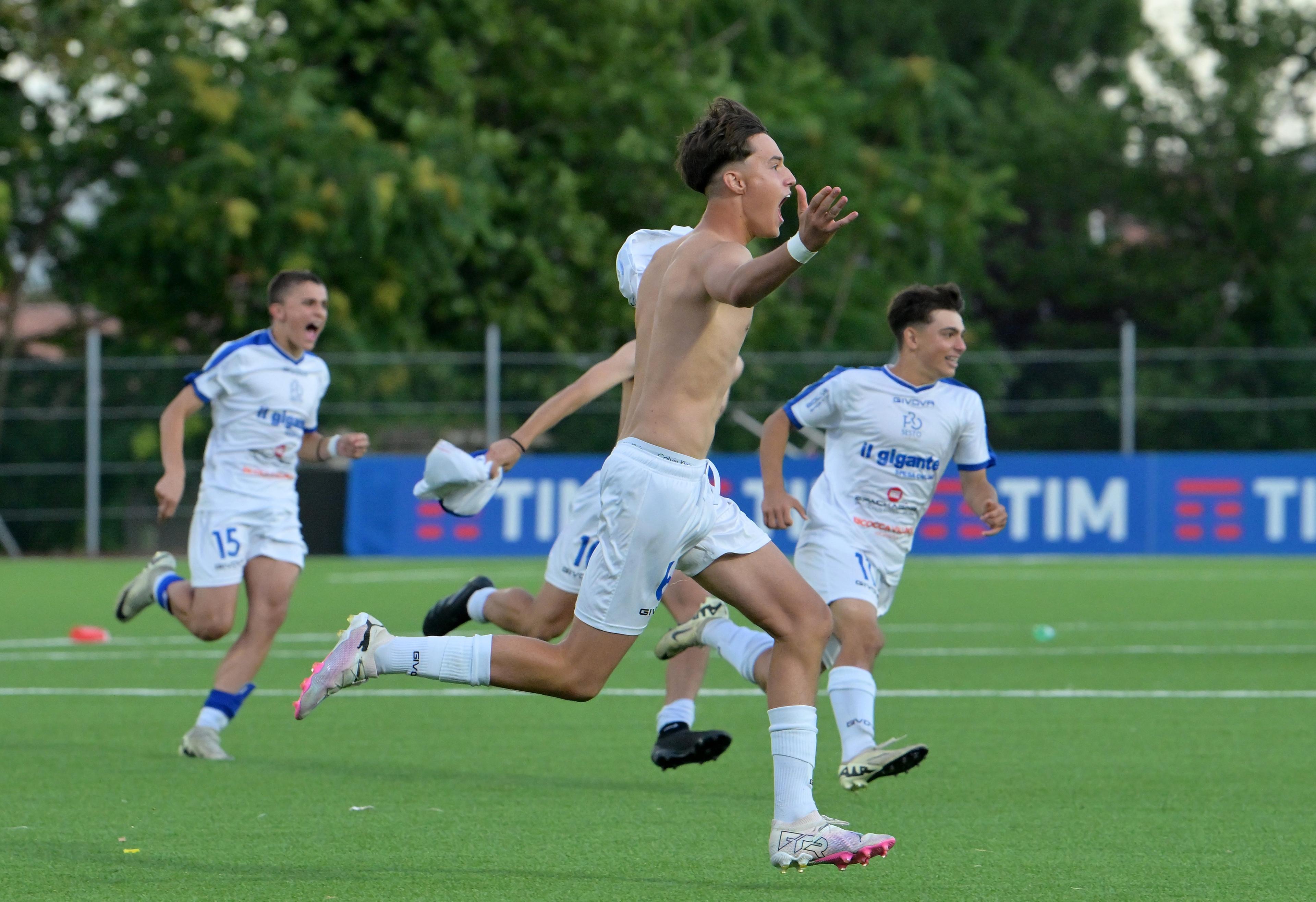 RECANATI, ITALY - JUNE 26: Federico Pozzi of Pro Sesto celebrates the victory after kicking the penalty and scoring the goal that will give victory to his team during the U15 Serie C Final match between Pro Sesto and Arezzo at on June 26, 2024 in Recanati, Italy. (Photo by Giuseppe Bellini/Getty Images)