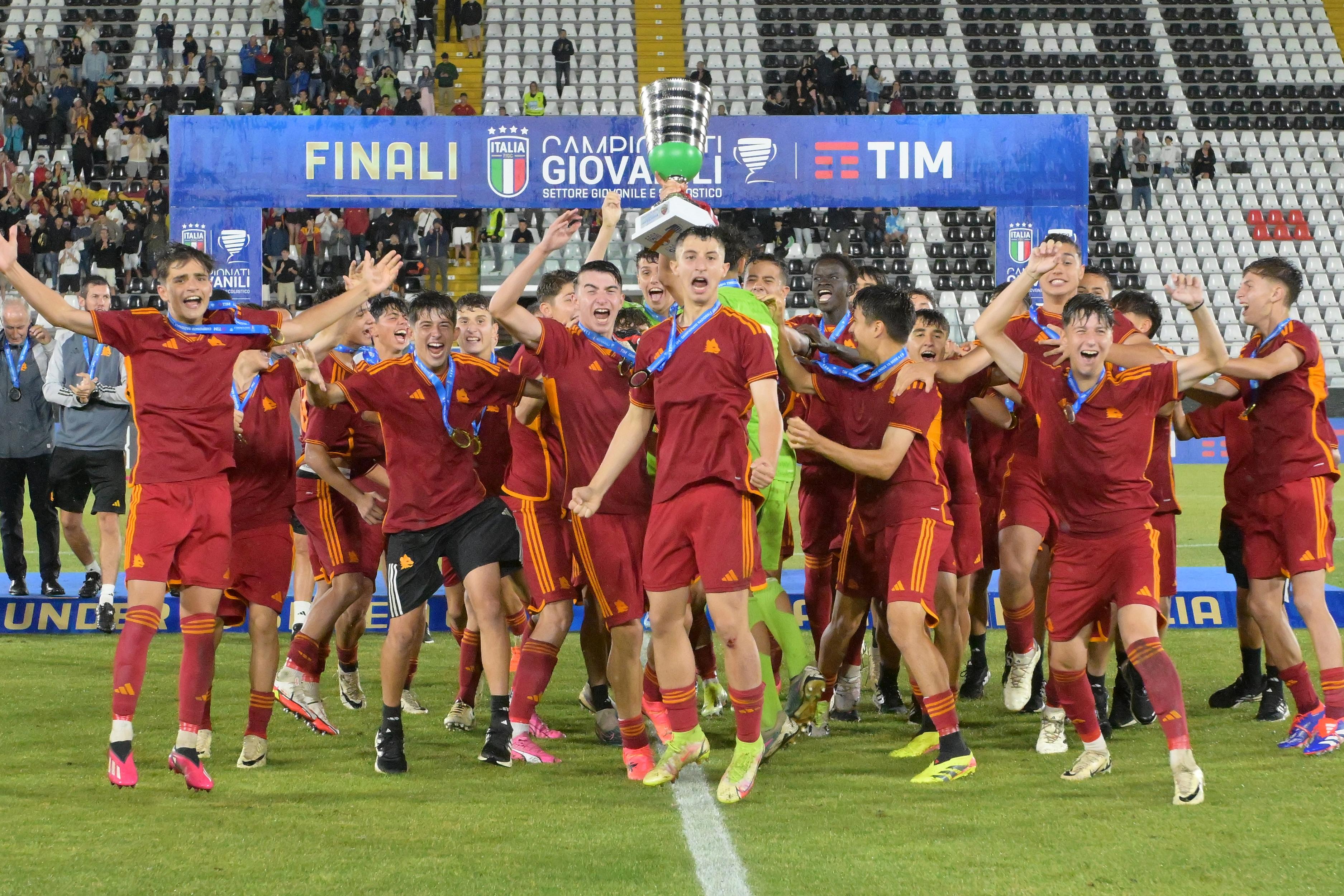 ASCOLI PICENO, ITALY - JUNE 25:  Players of AS Roma celebrate the victory after the U15 Serie A e B Final match between AS Roma and Genoa at Stadio Cino e Lillo Del Duca on June 25, 2024 in Ascoli Piceno, Italy. (Photo by Giuseppe Bellini/Getty Images)