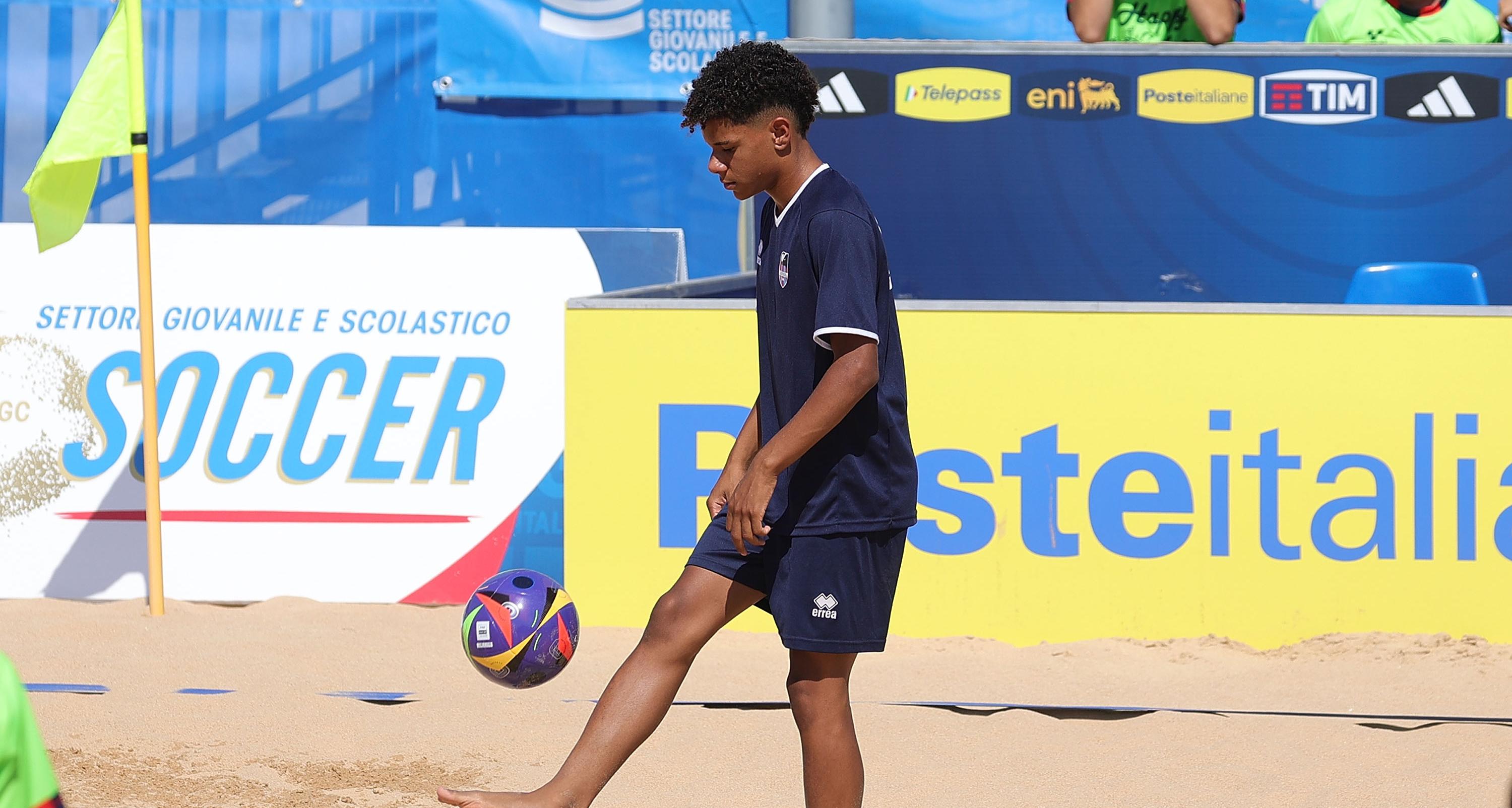 Finali giovanili beach soccer, il Ct Del Duca in campo con i ragazzi