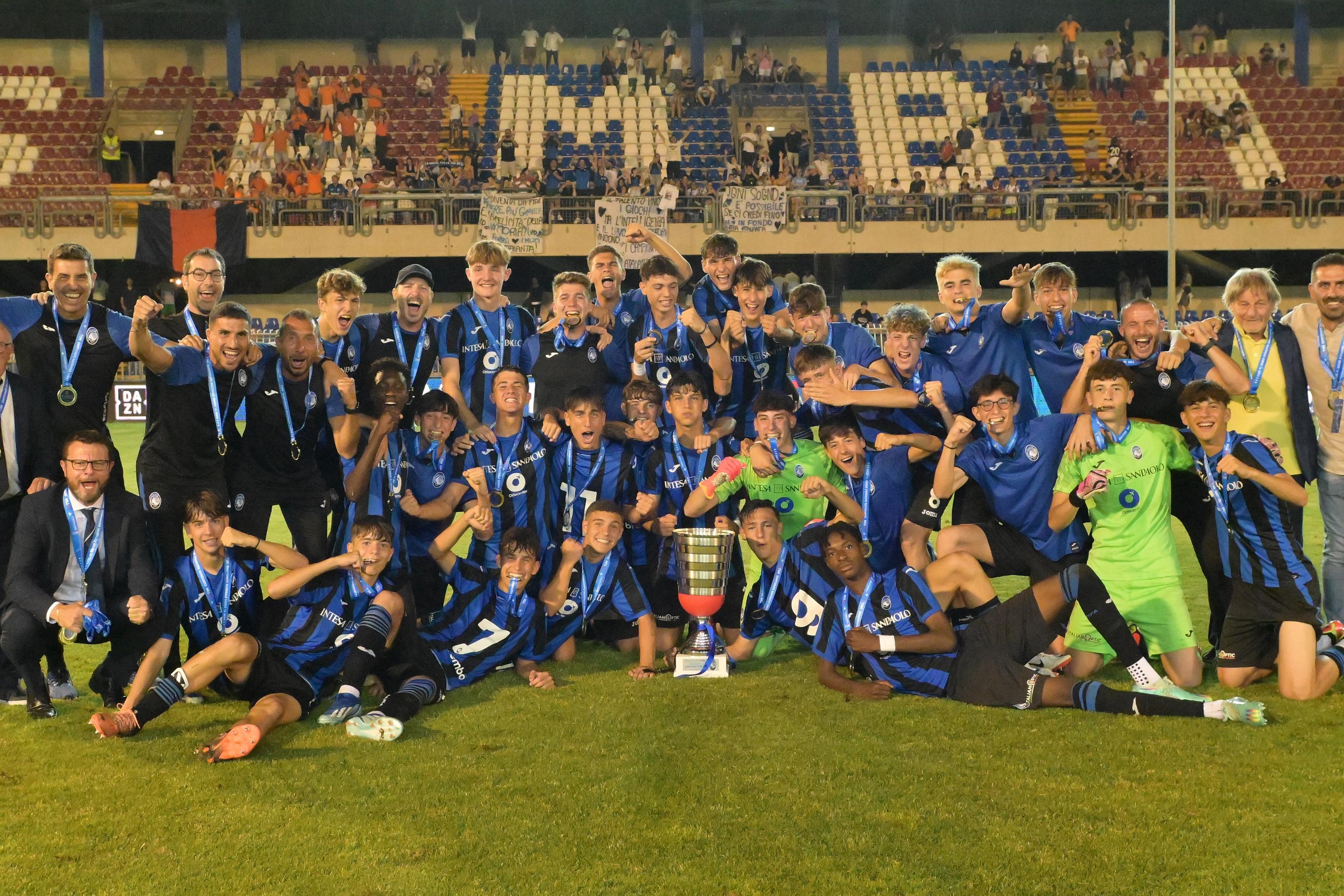 SAN BENEDETTO DEL TRONTO, ITALY - JUNE 22: Players of Atalanta BC celebrate the victory after the Serie A & B U16 Final match between Atalanta BC and AC Milan at Stadio Riviera delle Palme on June 22, 2024 in San Benedetto del Tronto, Italy. (Photo by Giuseppe Bellini/Getty Images)