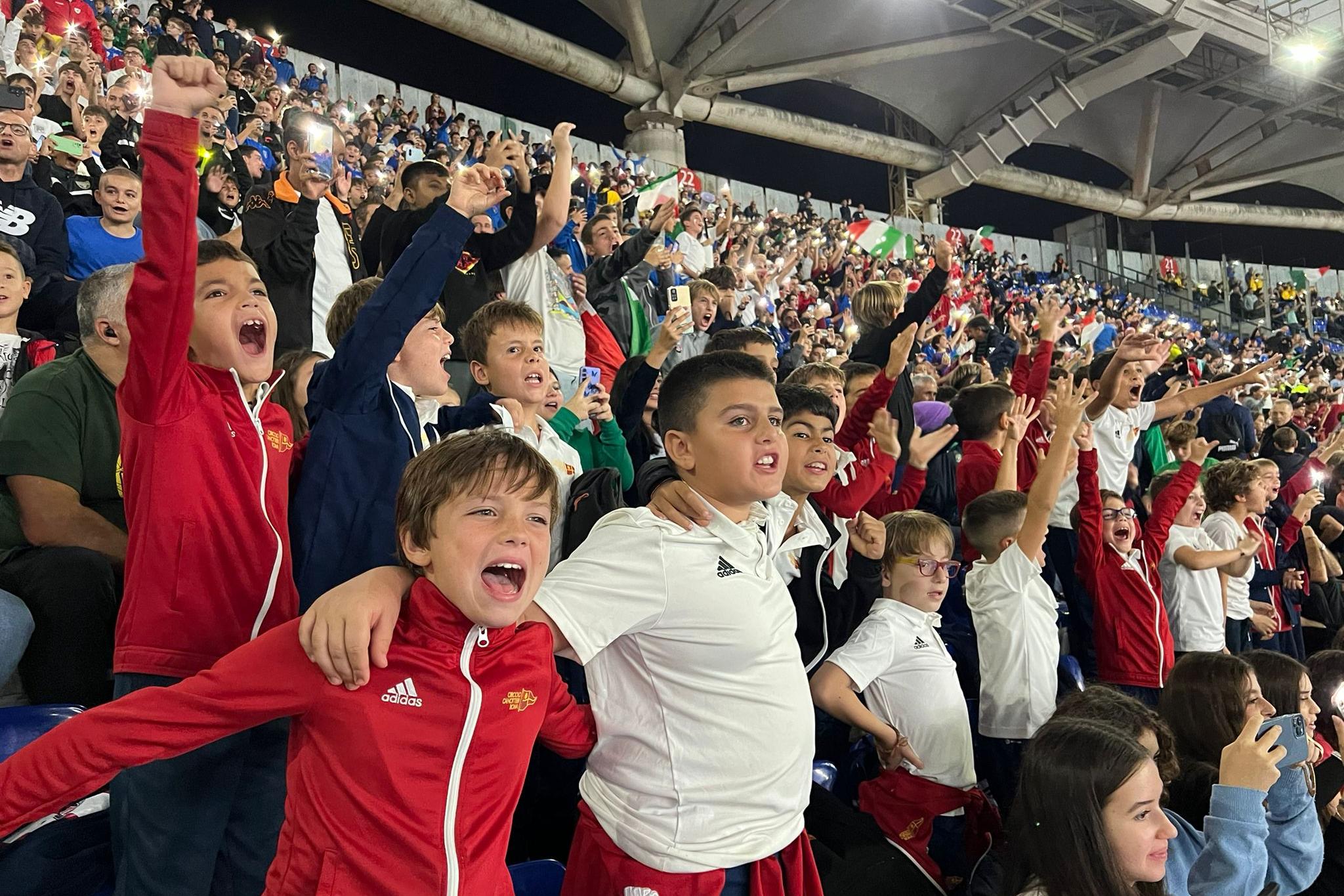 La carica dei 3.000: i bambini delle scuole calcio di Roma e del Lazio in tribuna all’Olimpico per sostenere gli Azzurri